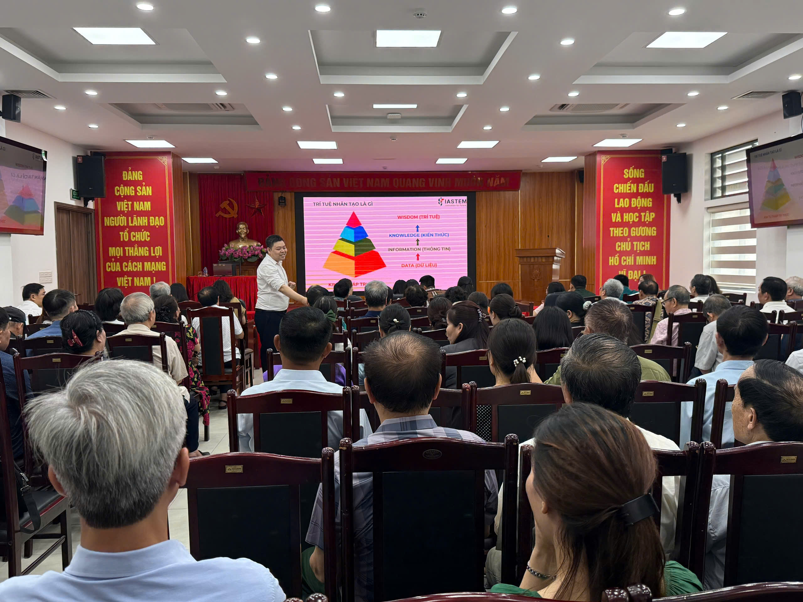 Phường Khương Đình tổ chức lớp bồi dưỡng kỹ năng ứng dụng trí tuệ nhân tạo trong công tác xây dựng Đảng