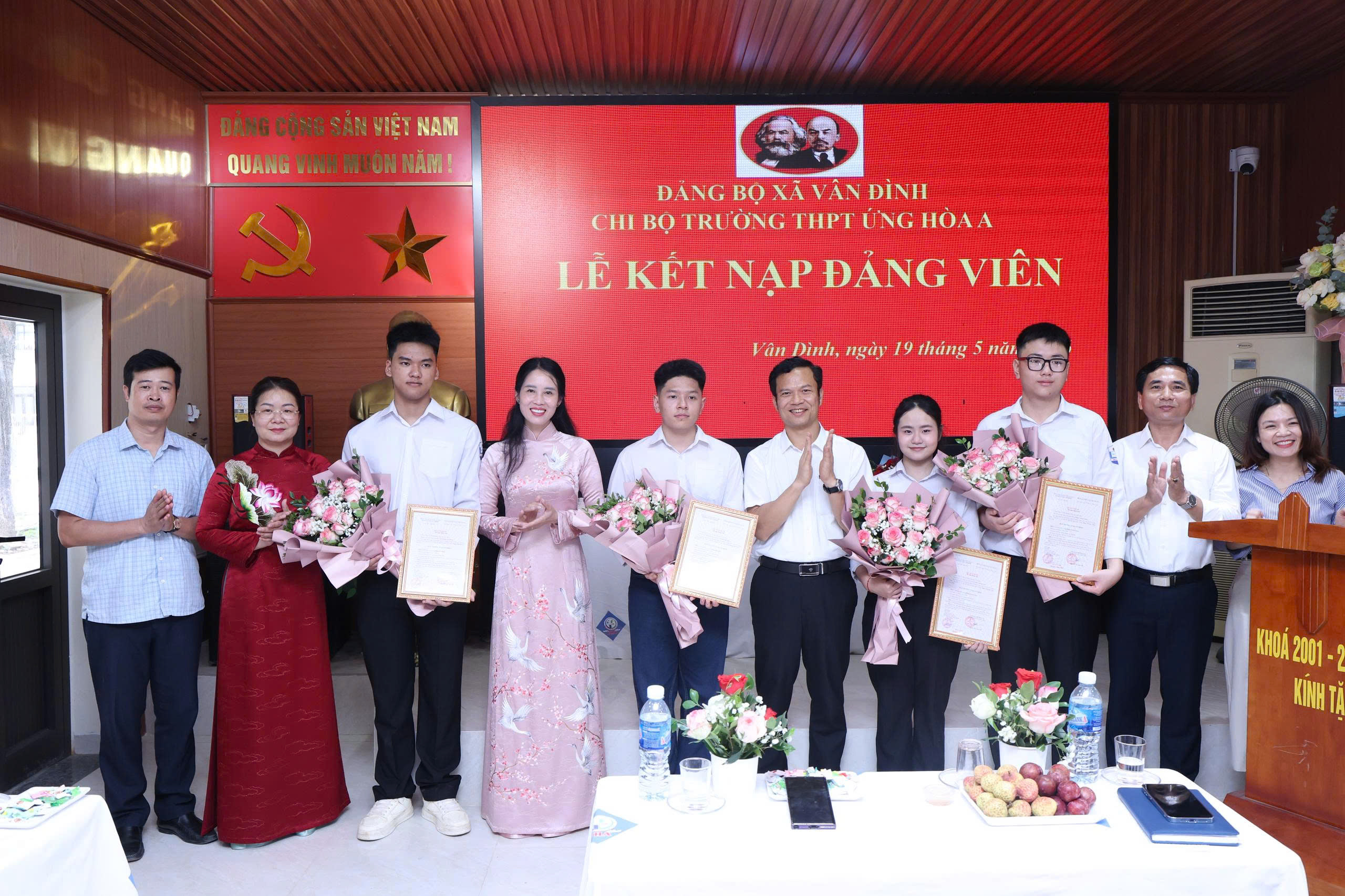 4 học sinh ưu tú của trường THPT Ứng Hòa A vinh dự được kết nạp Đảng dịp 19-5