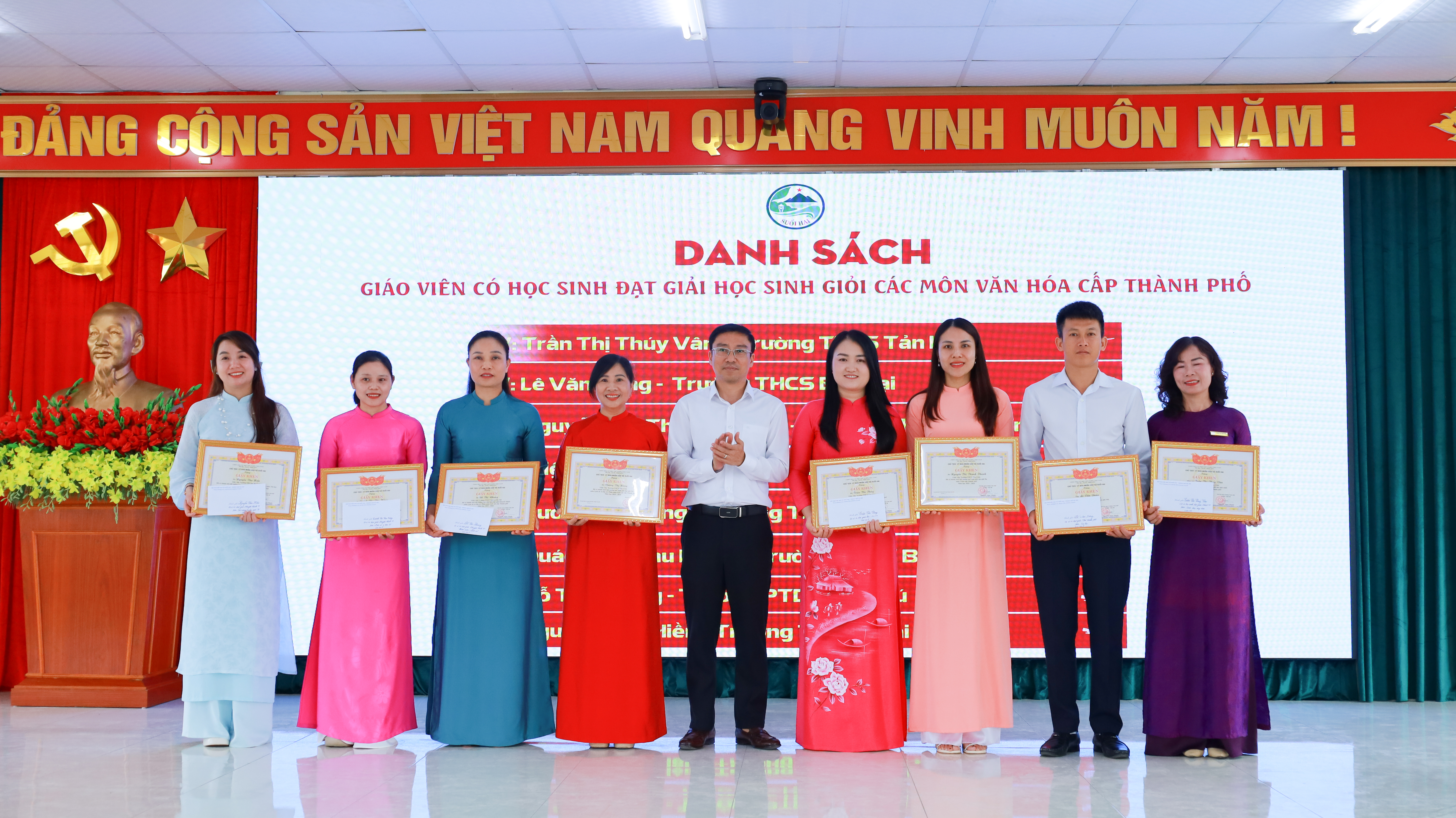 Xã Suối Hai lan tỏa phong trào hiếu học qua lễ tuyên dương học sinh giỏi tiêu biểu năm học 2025-2026