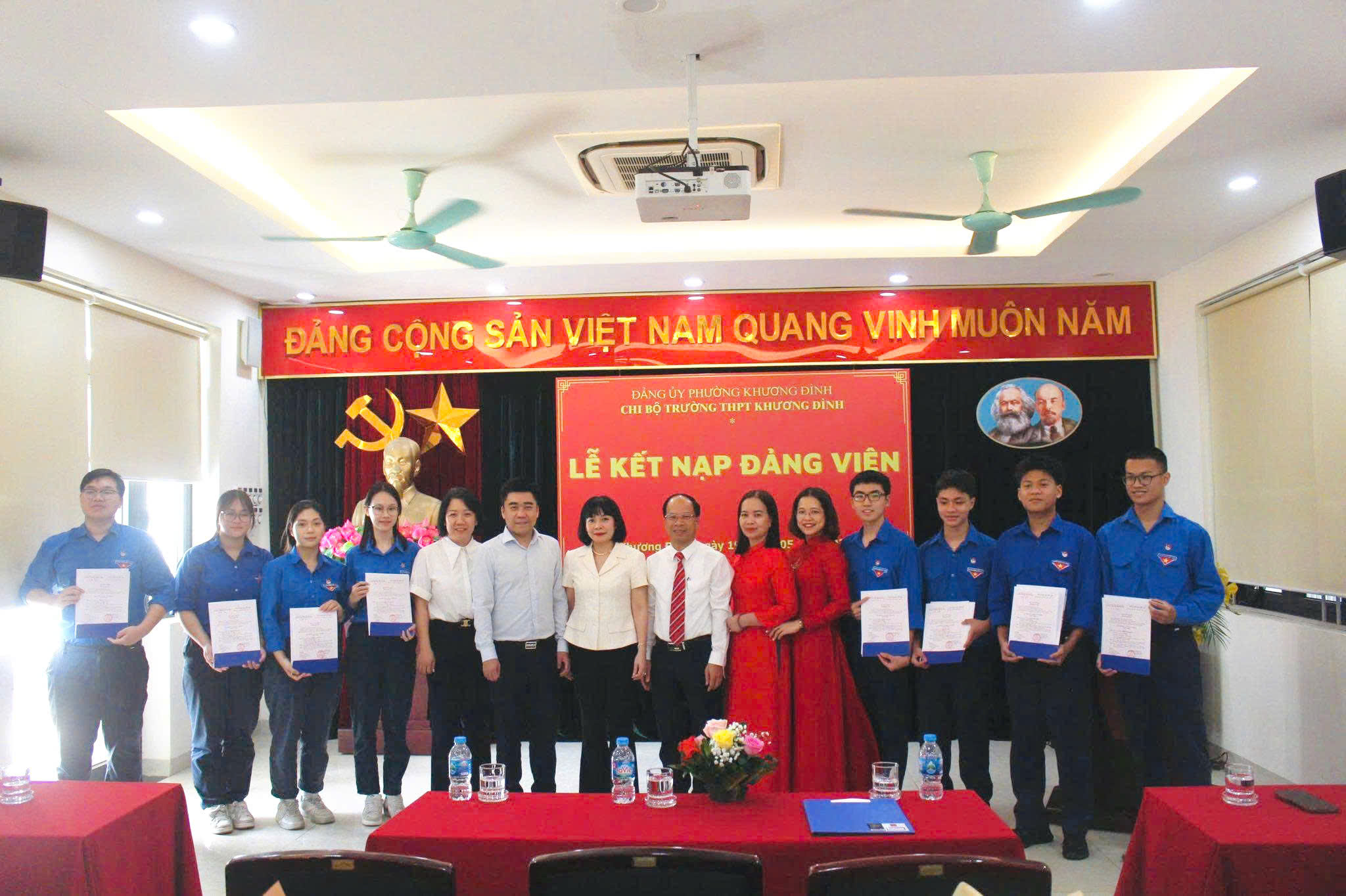 Chi bộ Trường THPT Khương Đình kết nạp 08 đảng viên mới, lan tỏa lý tưởng cách mạng trong môi trường học đường