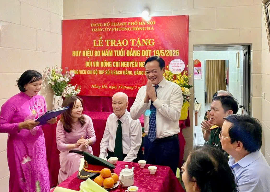 Đảng bộ phường Hồng Hà trang trọng trao Huy hiệu 80 năm tuổi Đảng cho đảng viên lão thành Nguyễn Ngọc Loan