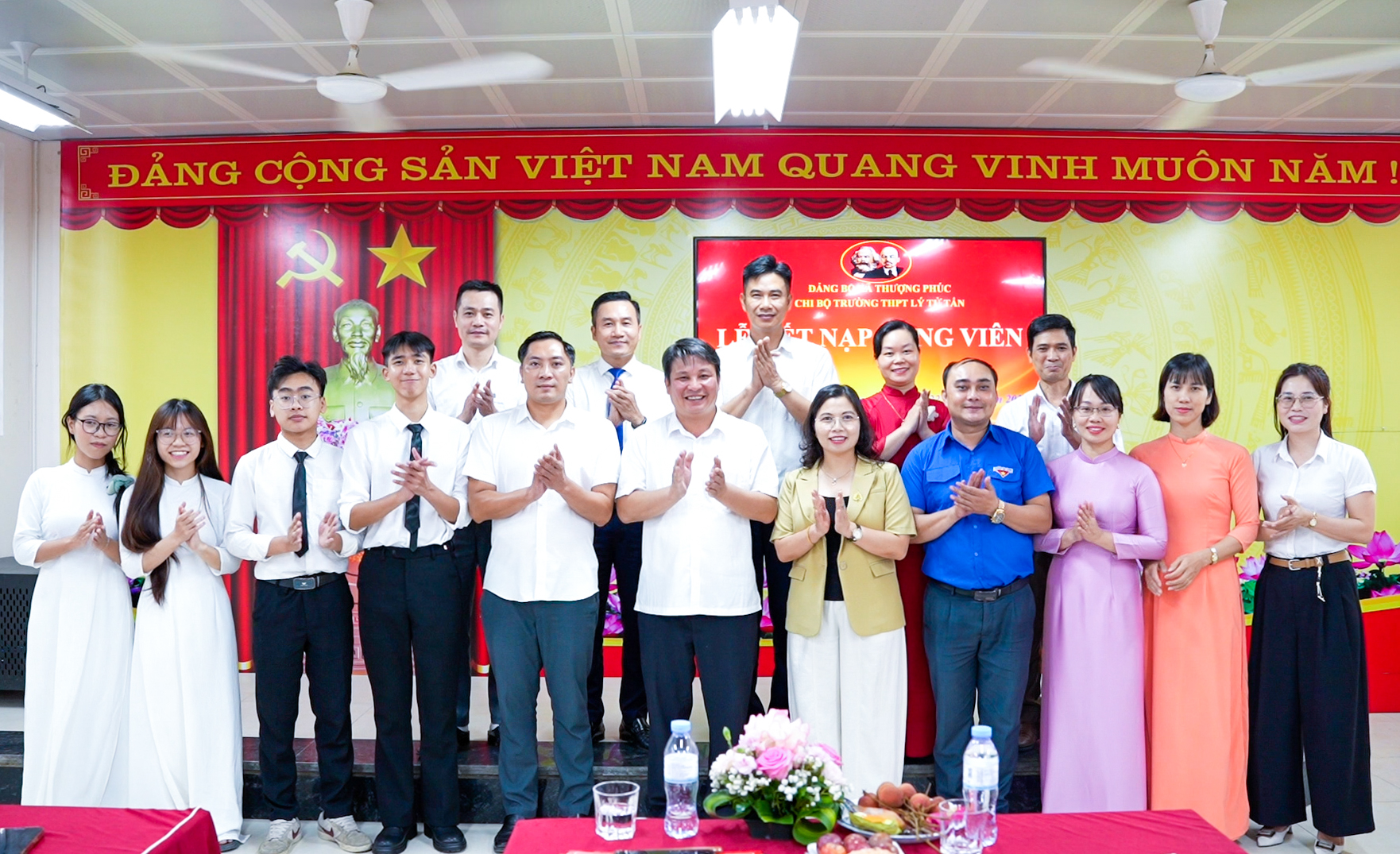 Chi bộ Trường THPT Lý Tử Tấn chú trọng phát triển Đảng trong giáo viên, học sinh 