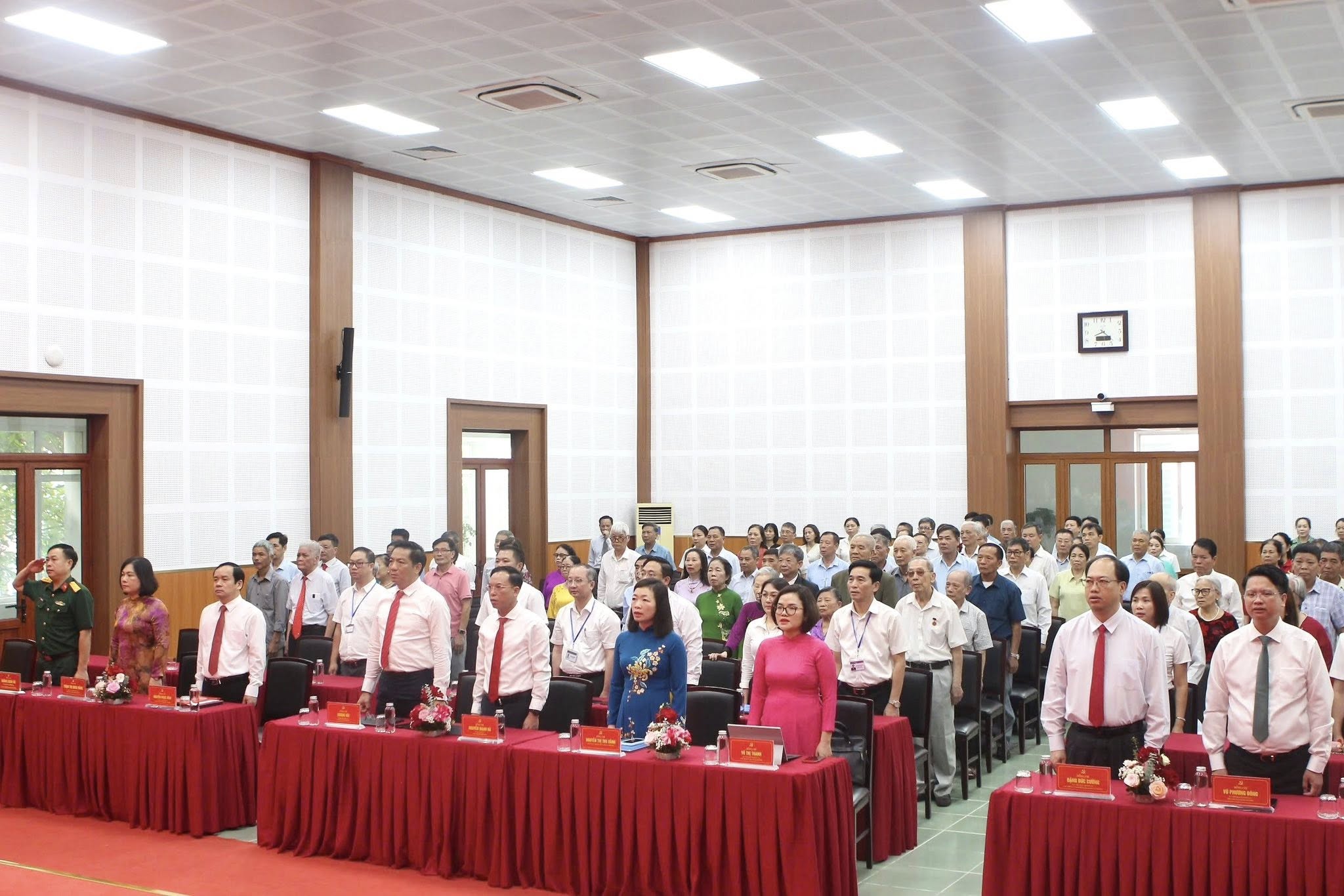 Đảng bộ phường Long Biên trang trọng trao Huy hiệu Đảng tặng 60 đảng viên lão thành