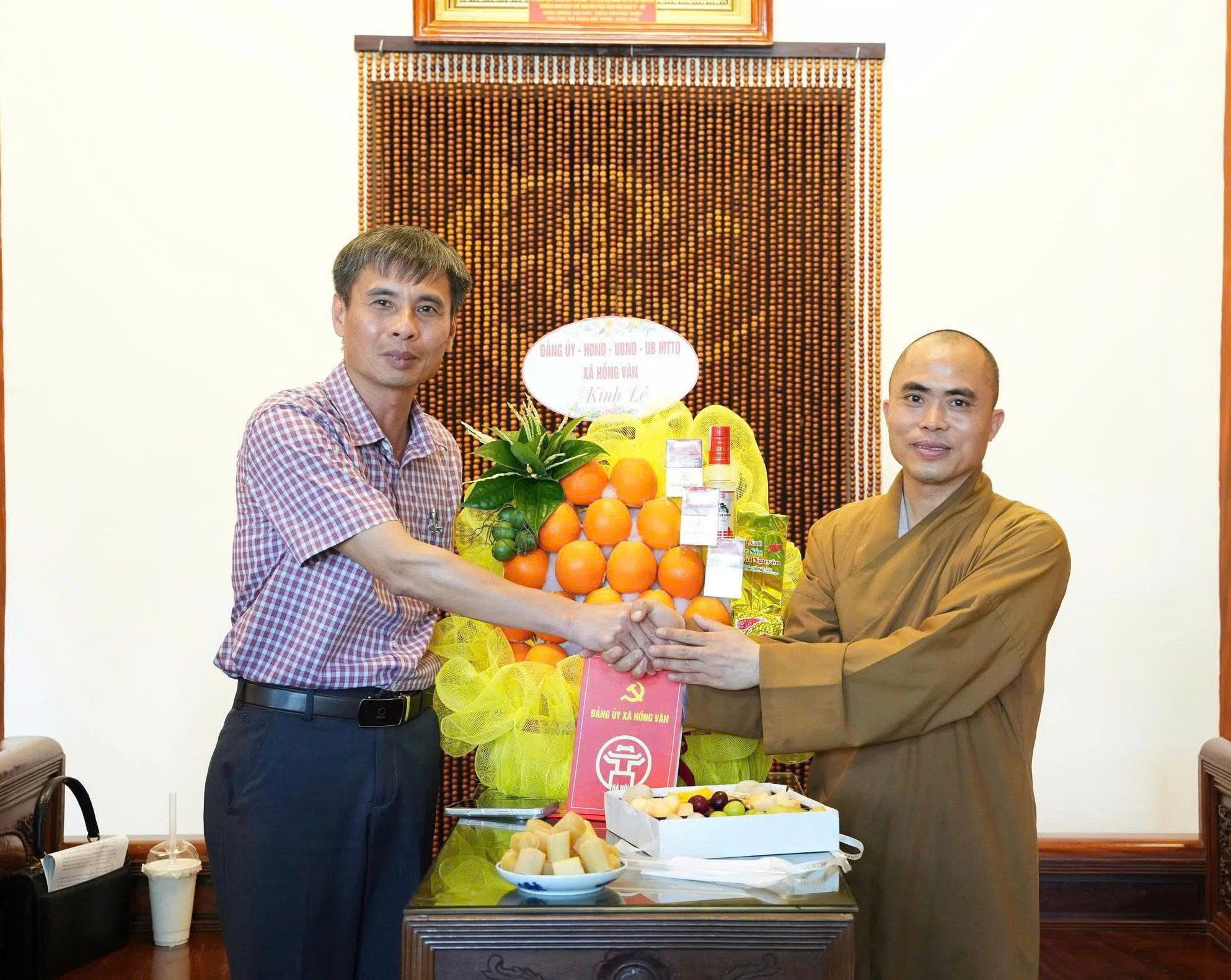 Lãnh đạo xã Hồng Vân thăm, chúc mừng các cơ sở Phật giáo nhân dịp Đại lễ Phật đản 2026