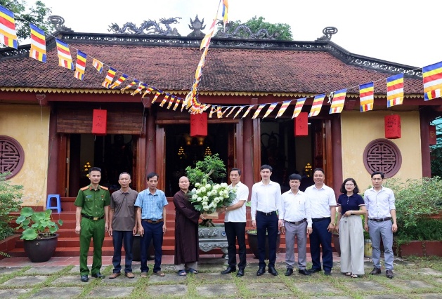 Lãnh đạo xã Xuân Mai thăm, chúc mừng các cơ sở Phật giáo nhân Đại lễ Phật đản Phật lịch 2570