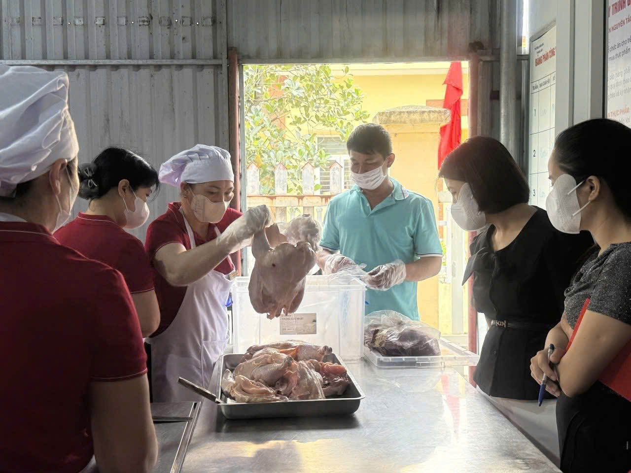 HĐND xã Quang Minh giám sát bữa ăn bán trú tại 16 trường học, siết chặt an toàn thực phẩm học đường