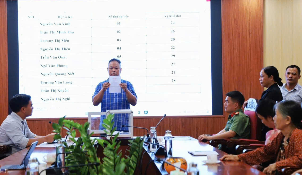 Xã Quang Minh tháo gỡ “nút thắt” hơn 20 năm, hàng trăm hộ dân chính thức được giao đất dịch vụ