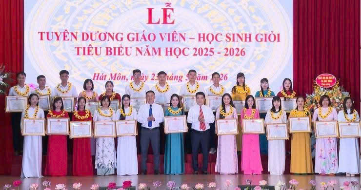 Xã Hát Môn biểu dương 26 giáo viên và 156 học sinh có thành tích xuất sắc năm học 2025-2026