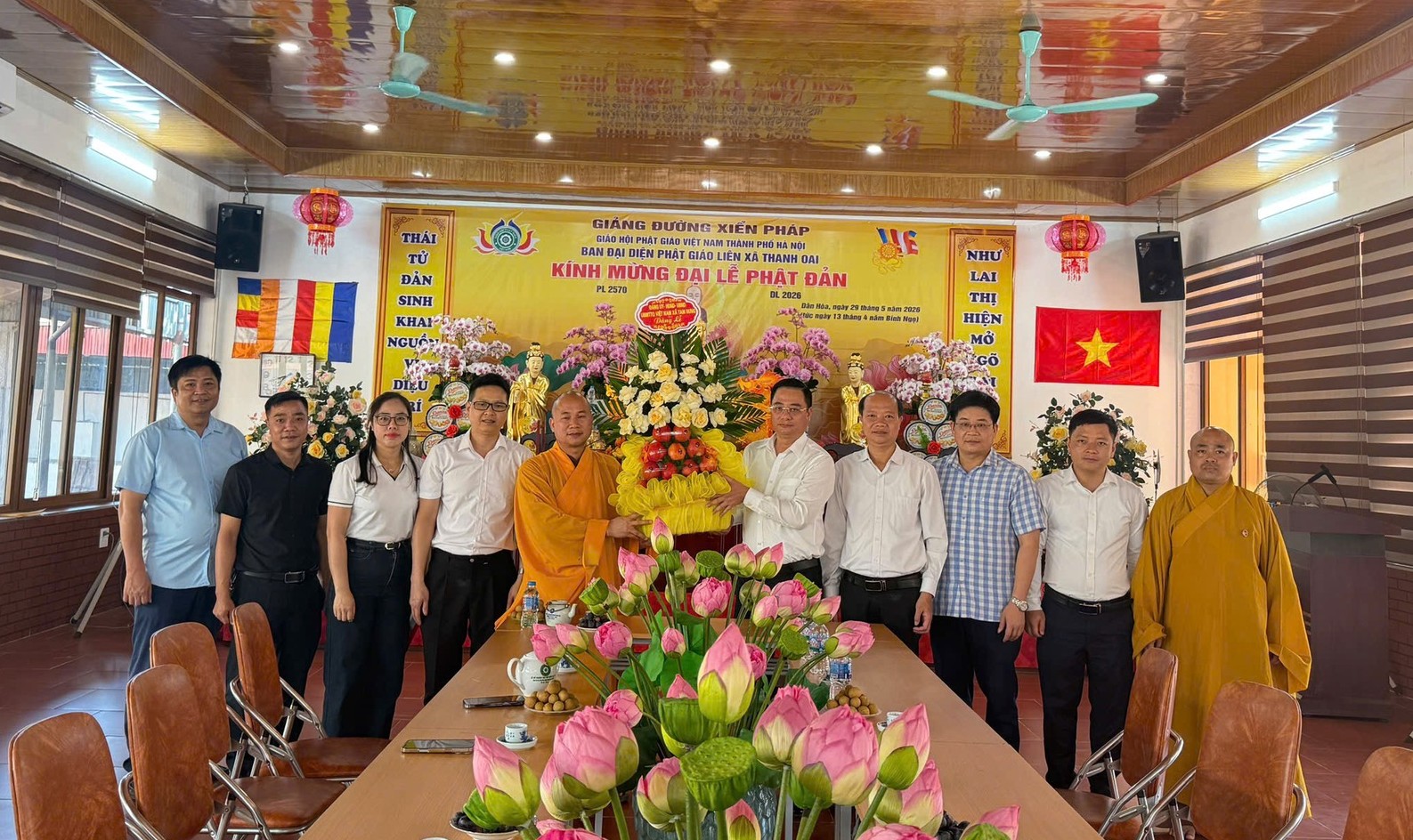 Xã Tam Hưng thăm, chúc mừng Đại lễ Phật đản năm 2026, tăng cường gắn kết đạo và đời