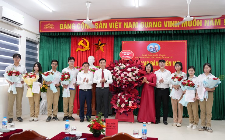7 học sinh ưu tú của trường THPT Nguyễn Văn Cừ vinh dự được kết nạp Đảng dịp kỷ niệm 136 năm Ngày sinh Chủ tịch Hồ Chí Minh