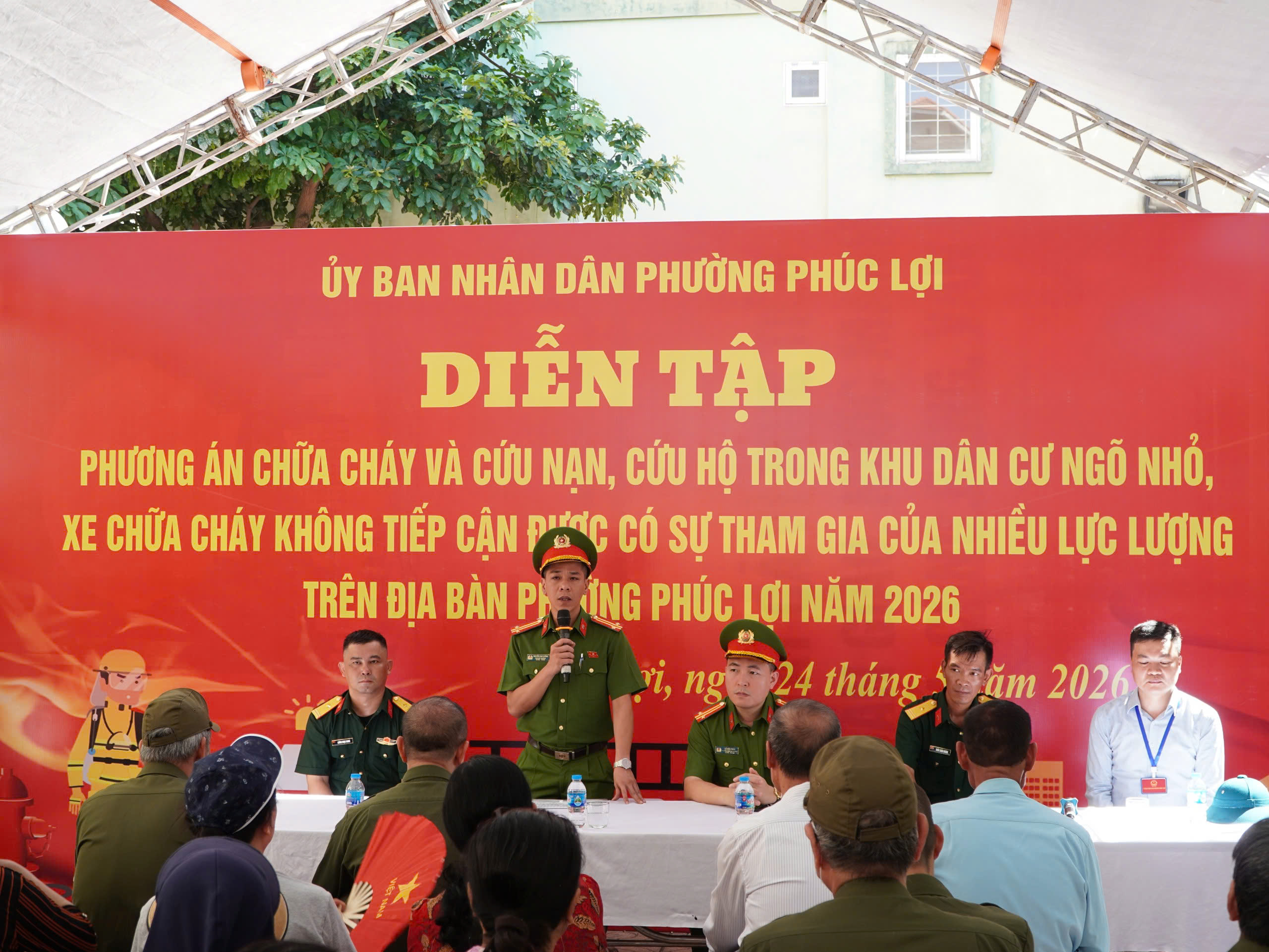Phường Phúc Lợi diễn tập chữa cháy tại ngõ sâu, nâng cao năng lực ứng phó sự cố trong khu dân cư