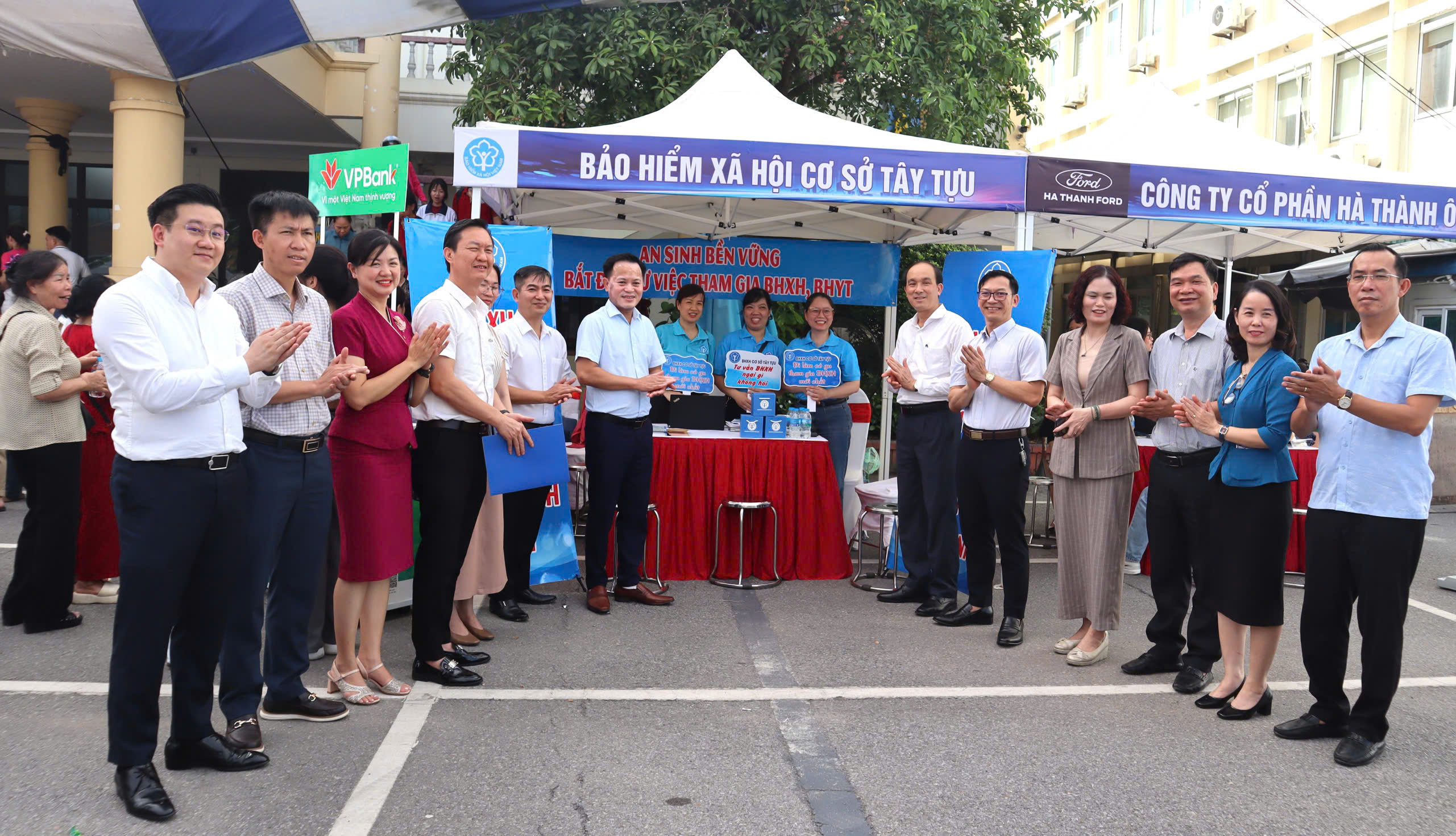 Ngày hội việc làm tại phường Tây Tựu kết nối hàng nghìn lao động với doanh nghiệp