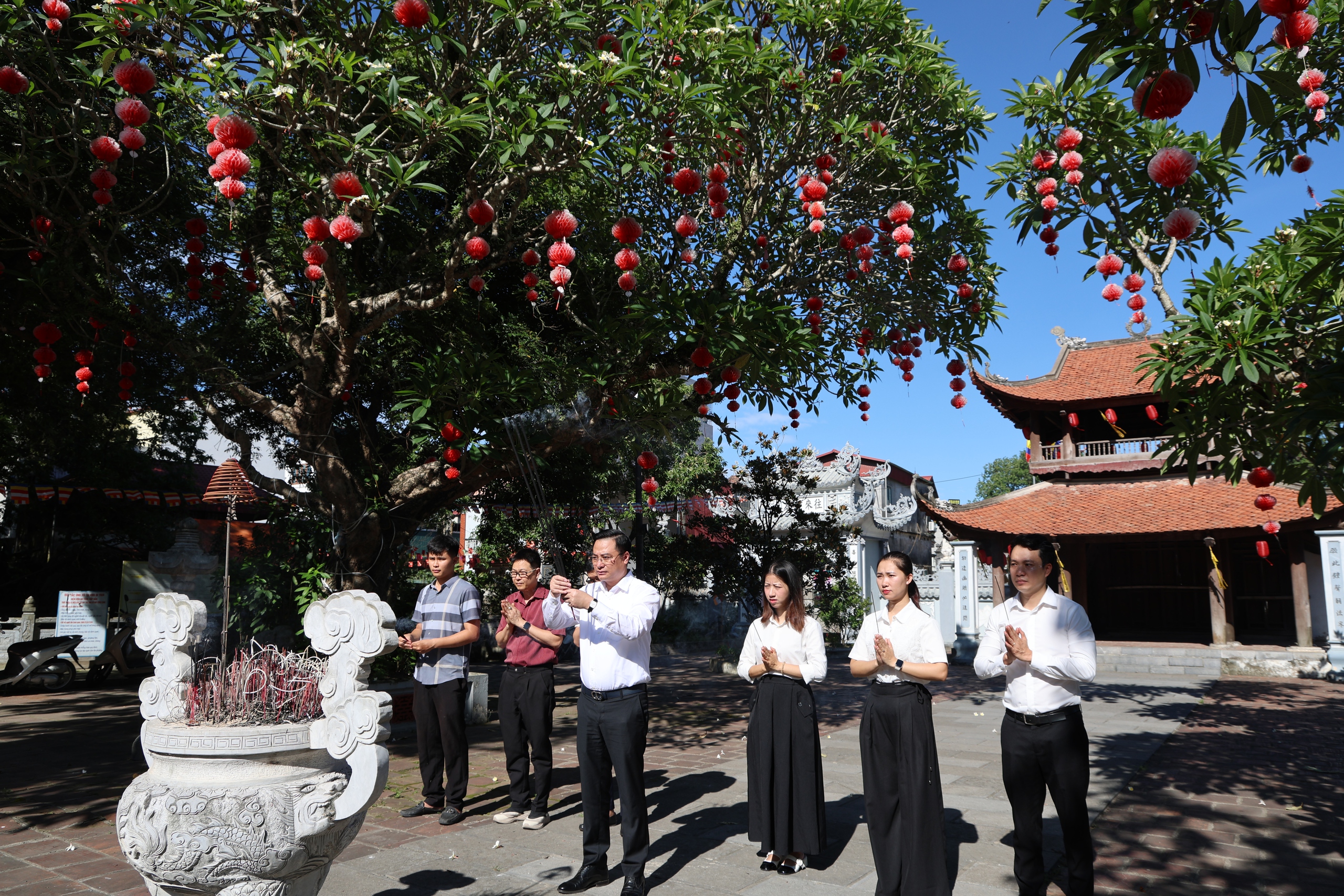 Xã Tam Hưng tăng cường khối đại đoàn kết qua hoạt động thăm, chúc mừng Đại lễ Phật đản năm 2026