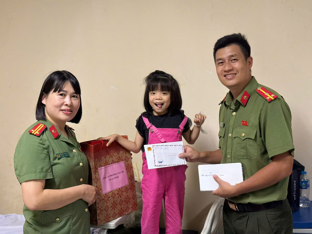 Công an phường Tây Hồ lan tỏa yêu thương tới bệnh nhi khó khăn tại Bệnh viện E Trung ương
