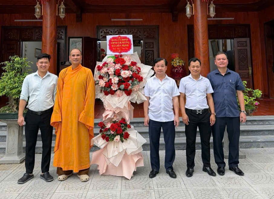 Xã Liên Minh thăm, chúc mừng 15 cơ sở Phật giáo nhân Đại lễ Phật đản năm 2026