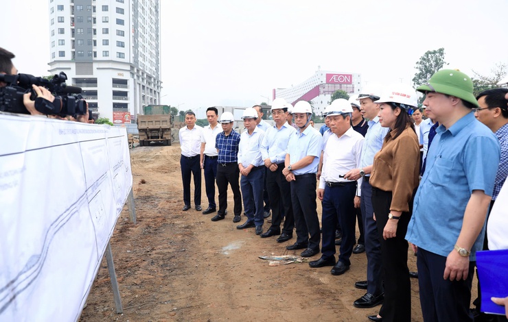 Chủ tịch UBND thành phố Hà Nội kiểm tra tiến độ các dự án giao thông trọng điểm, yêu cầu hoàn thành giải phóng mặt bằng trong quý II-2026
