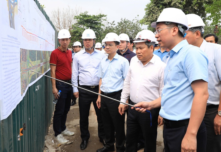 Chủ tịch UBND thành phố Hà Nội kiểm tra tiến độ cầu Tứ Liên, cầu Trần Hưng Đạo, yêu cầu hoàn thành giải phóng mặt bằng theo đúng cam kết