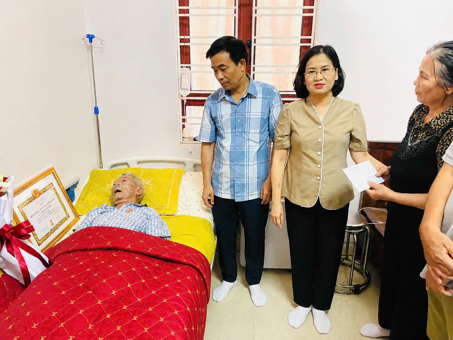 Đảng bộ xã Liên Minh trao Huy hiệu 55 năm tuổi Đảng trước thời hạn cho đảng viên lão thành Chi bộ 7 Thọ Xuân