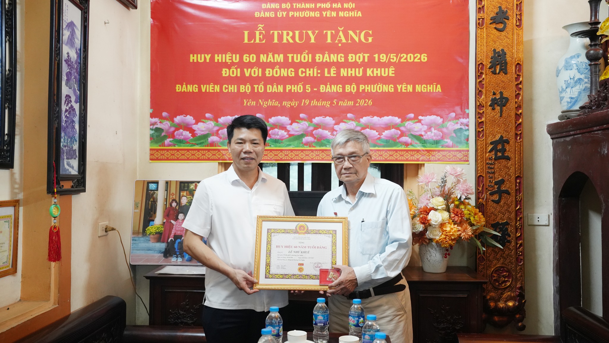 Phường Yên Nghĩa trang trọng truy tặng Huy hiệu 60 năm tuổi Đảng cho đảng viên lão thành Lê Như Khuê