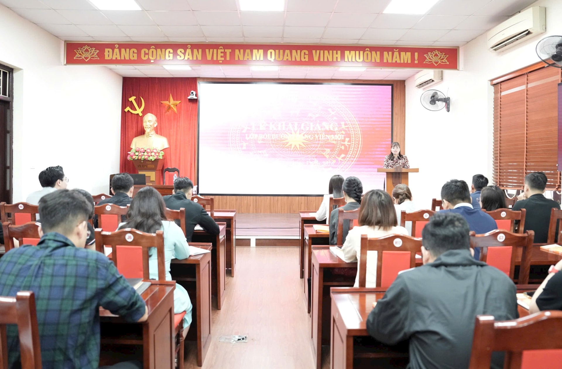 Đảng ủy UBND thành phố Hà Nội khai giảng lớp bồi dưỡng đảng viên mới đầu tiên năm 2026
