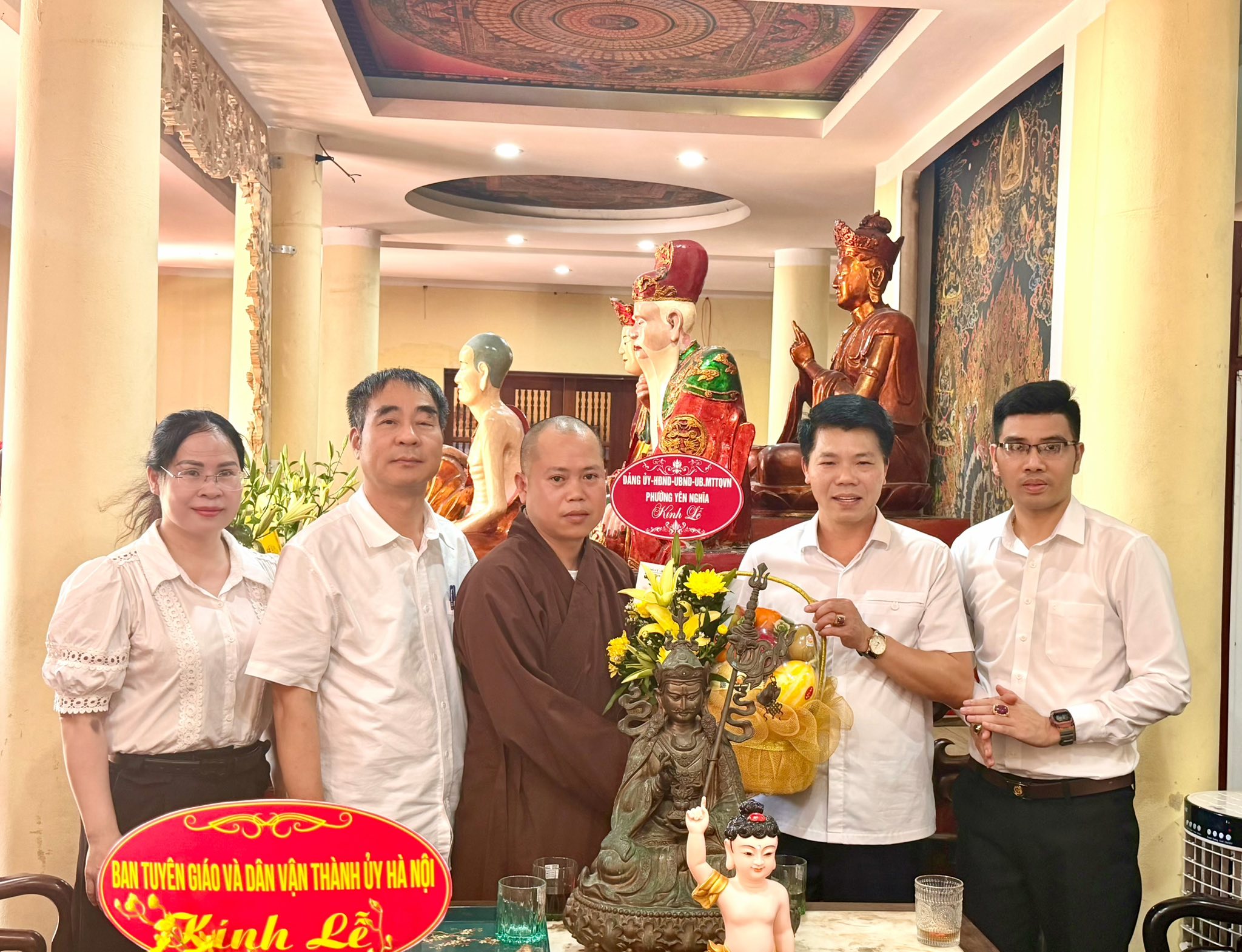 Lãnh đạo Ban Tuyên giáo và Dân vận Thành ủy Hà Nội thăm, chúc mừng Chùa Cổ Bản phường Yên Nghĩa nhân Đại lễ Phật đản 2026