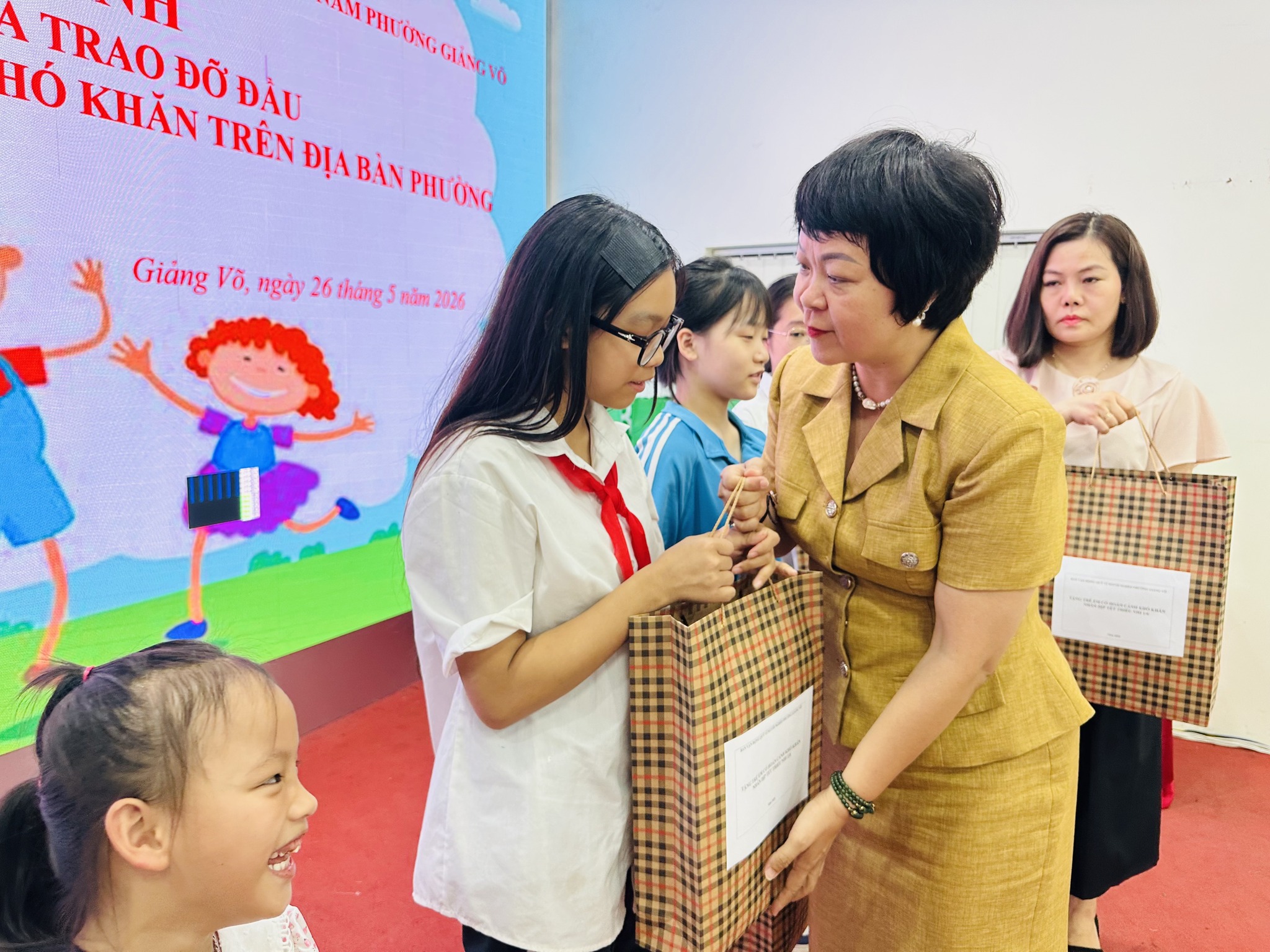Phường Giảng Võ lan tỏa yêu thương qua Chương trình “Mẹ đỡ đầu” dành cho trẻ em mồ côi