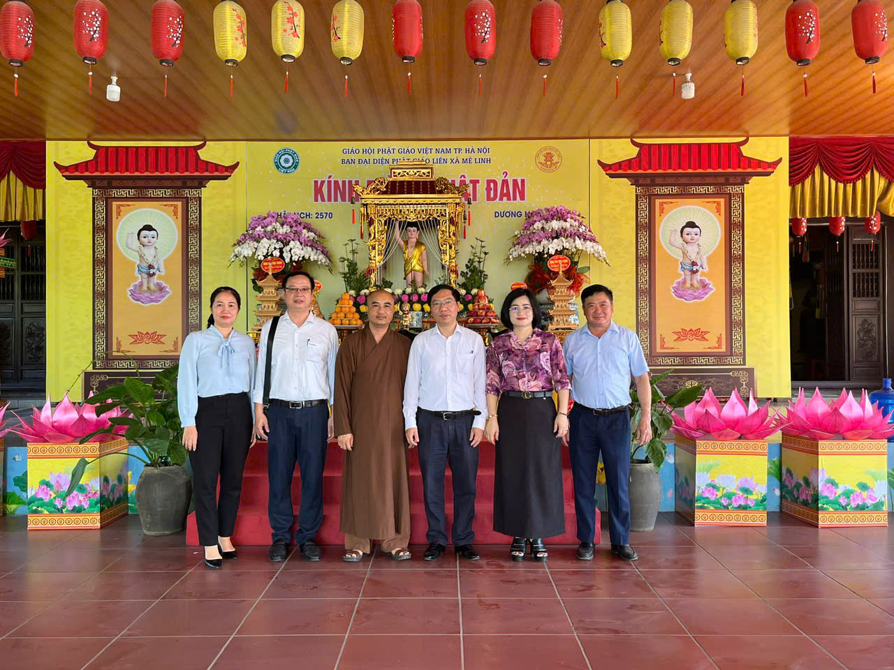 Ban Tuyên giáo và Dân vận Thành ủy Hà Nội thăm, chúc mừng Ban Đại diện Phật giáo liên xã Mê Linh dịp Đại lễ Phật đản 2026