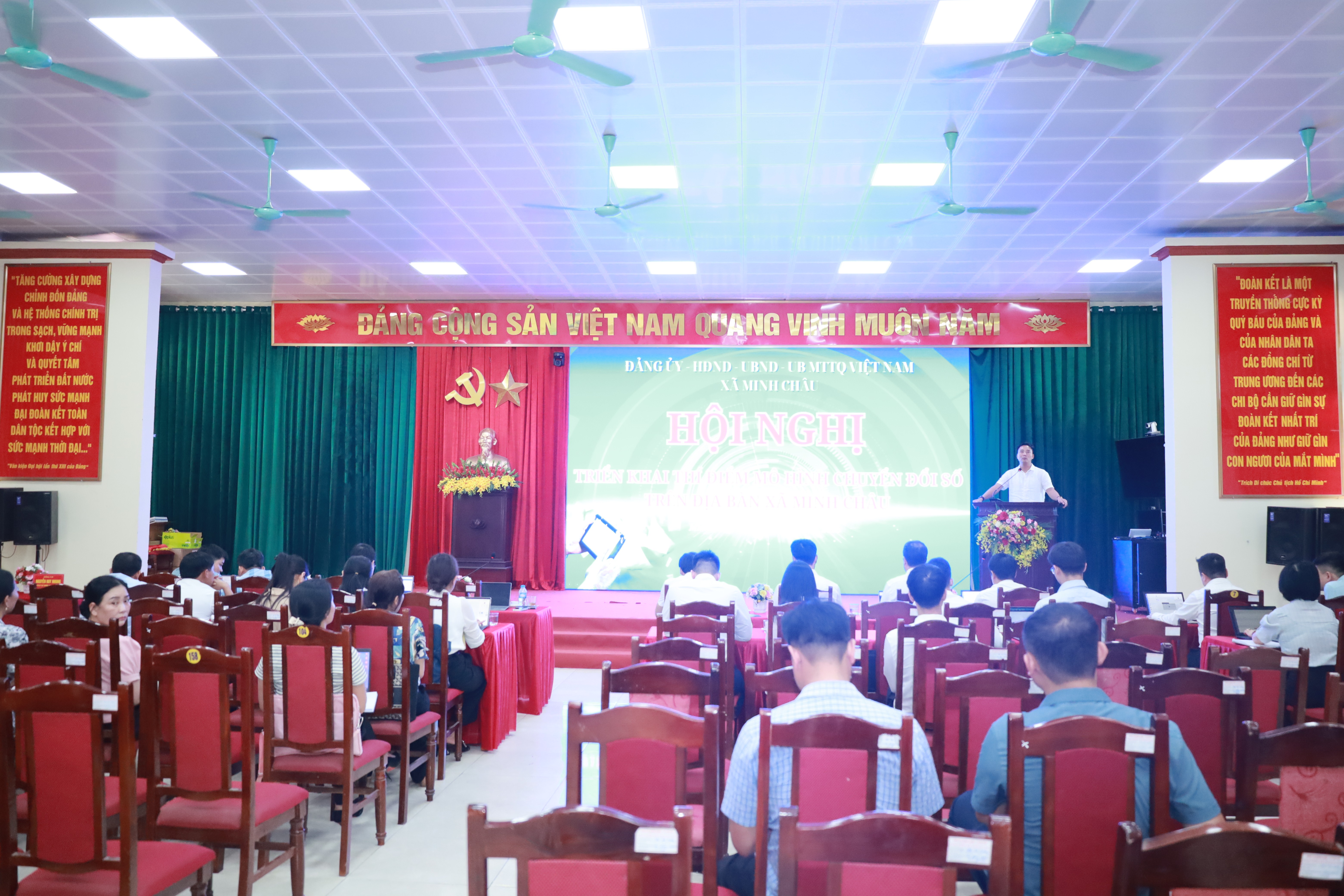Xã Minh Châu thí điểm mô hình chuyển đổi số cấp xã, hướng tới xây dựng chính quyền số hiện đại