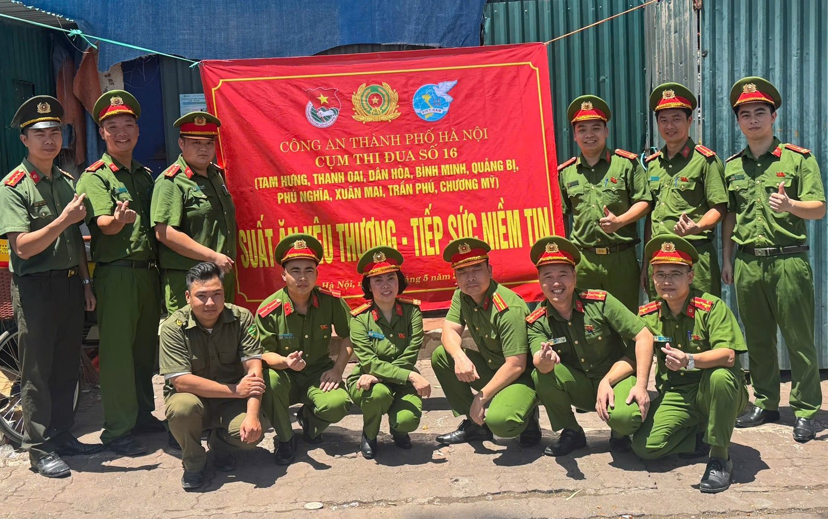 Công an xã Tam Hưng trao hàng trăm suất ăn nghĩa tình, tiếp sức bệnh nhân điều trị tại Bệnh viện K Tân Triều
