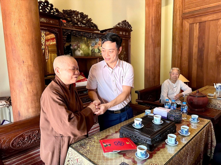 Lãnh đạo phường Phú Thượng thăm, chúc mừng các cơ sở Phật giáo nhân dịp Đại lễ Phật đản Phật lịch 2570 - Dương lịch 2026