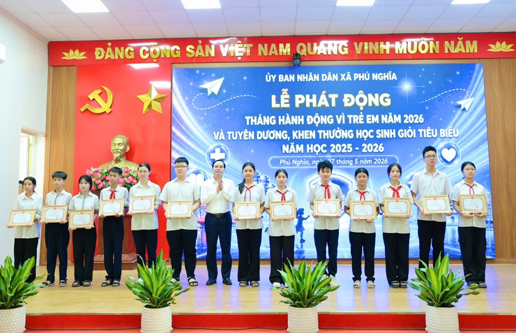 Xã Phú Nghĩa phát động Tháng hành động vì trẻ em 2026, tuyên dương 76 học sinh tiêu biểu