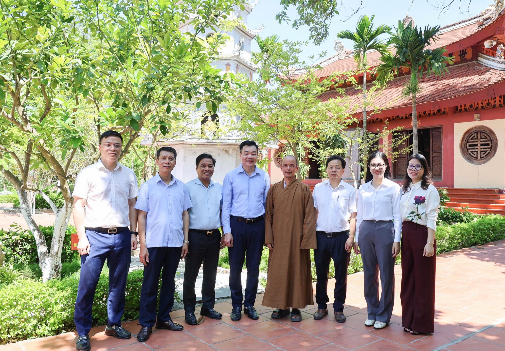 Lãnh đạo xã Đại Xuyên thăm, chúc mừng các cơ sở Phật giáo nhân Đại lễ Phật đản Phật lịch 2570
