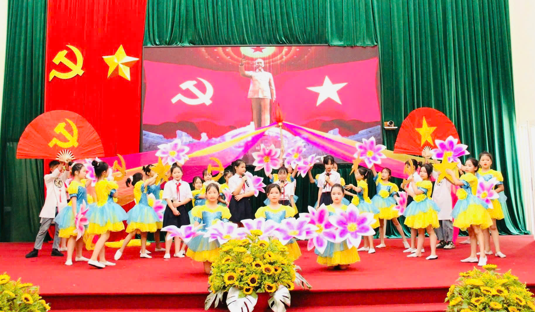 Xã Hòa Lạc biểu dương học sinh tiêu biểu, lan tỏa tinh thần đổi mới giáo dục và chuyển đổi số