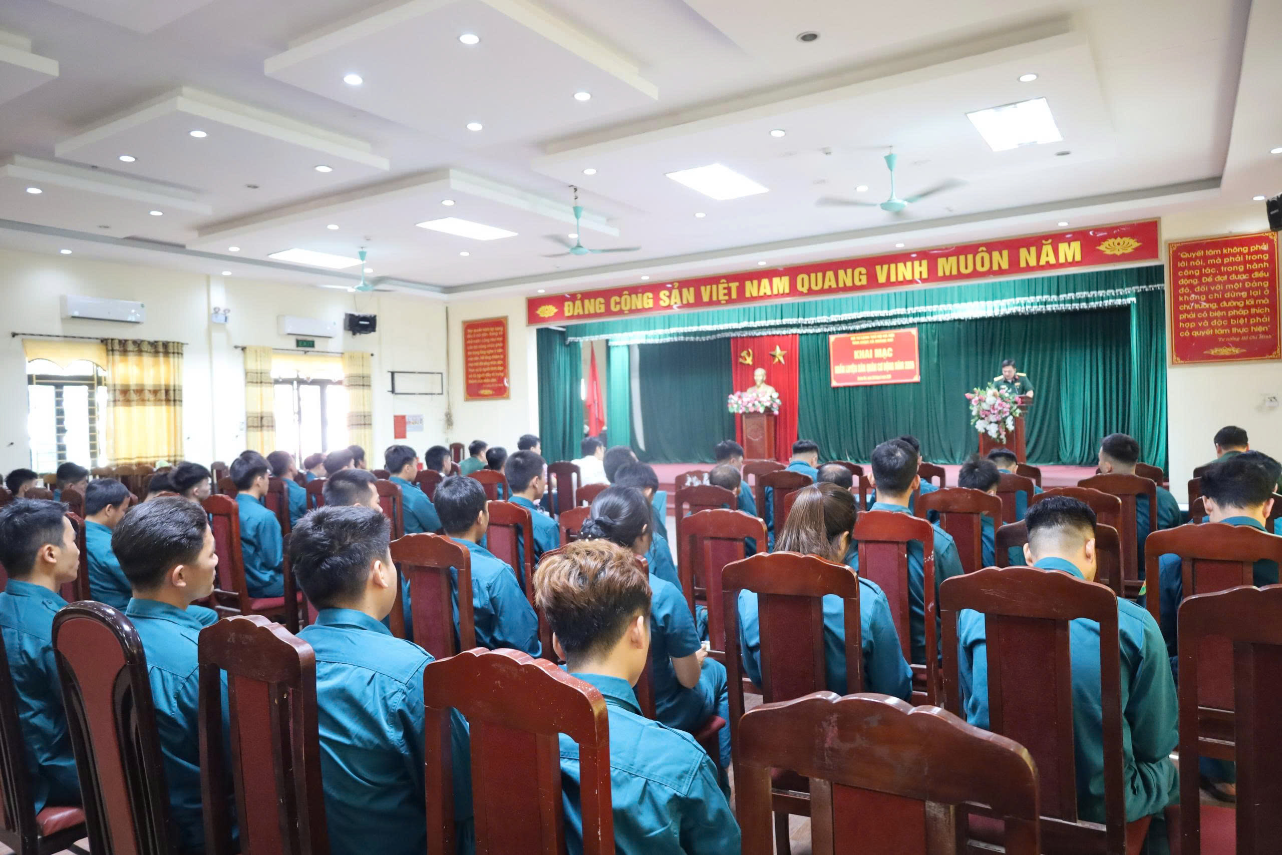 Xã Quảng Oai nâng cao chất lượng huấn luyện dân quân cơ động, sẵn sàng thực hiện nhiệm vụ trong mọi tình huống
