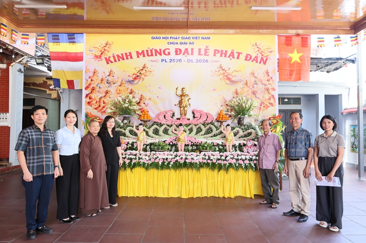 Xã Quảng Bị thăm, chúc mừng các cơ sở Phật giáo nhân Đại lễ Phật đản Phật lịch 2570