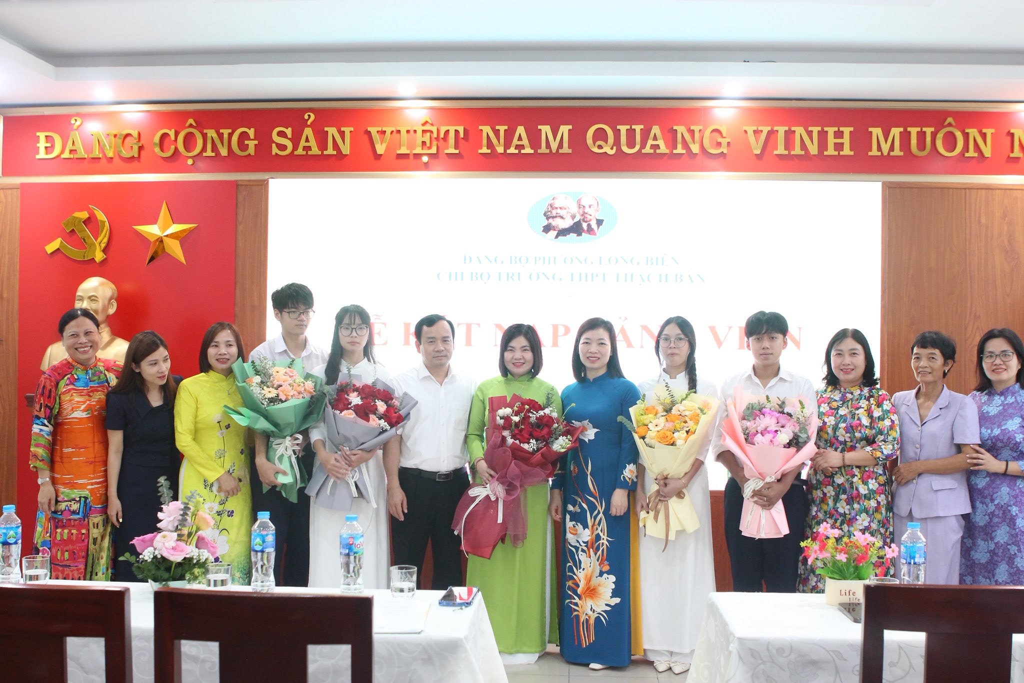 4 học sinh Trường THPT Thạch Bàn (phường Long Biên) vinh dự đứng trong hàng ngũ của Đảng