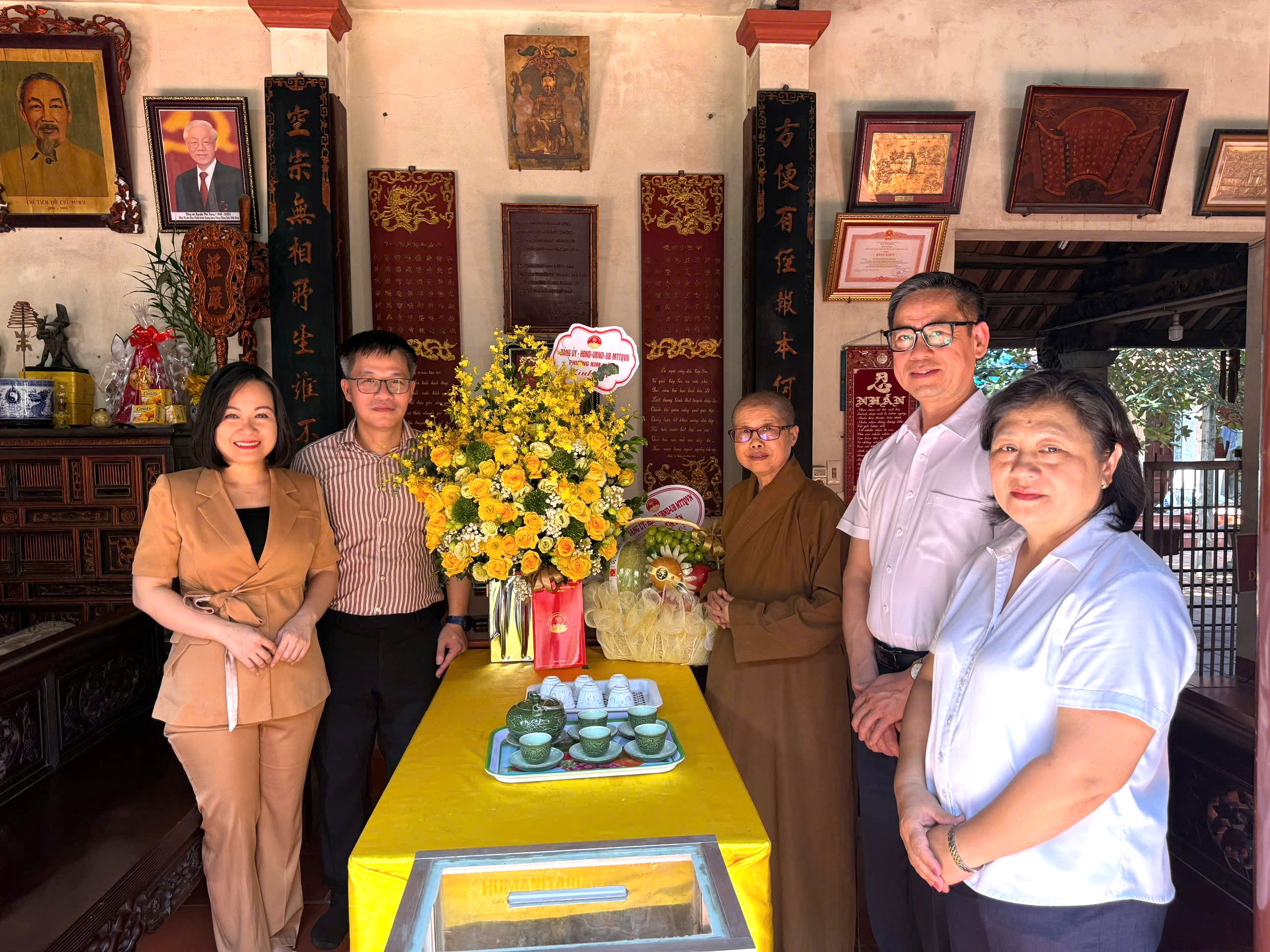 Lãnh đạo phường Kim Liên thăm, chúc mừng chùa Bộc nhân Đại lễ Phật đản Phật lịch 2570