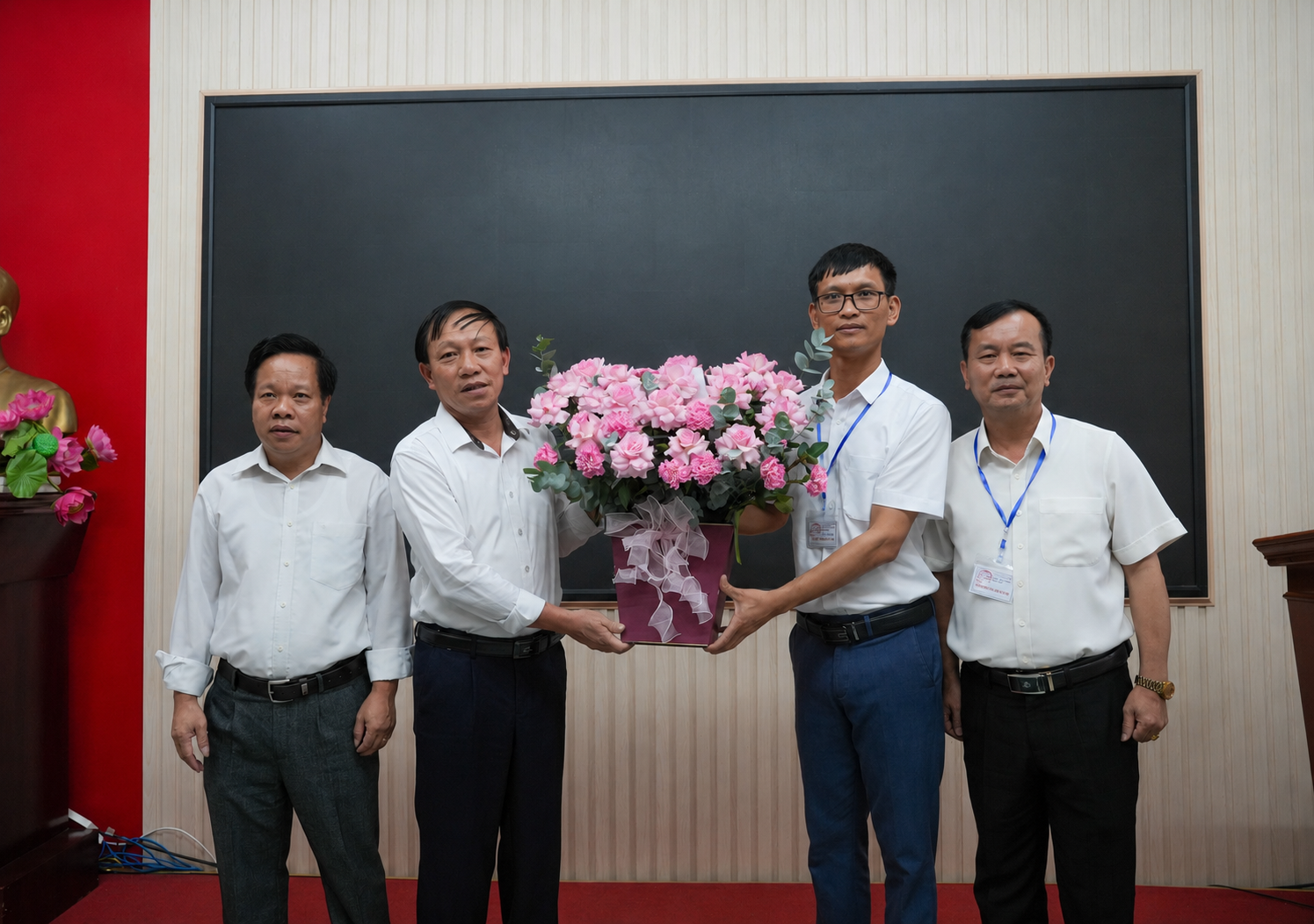 Lãnh đạo xã Hưng Đạo động viên các điểm thi, tiếp sức kỳ tuyển sinh lớp 10 năm học 2026-2027