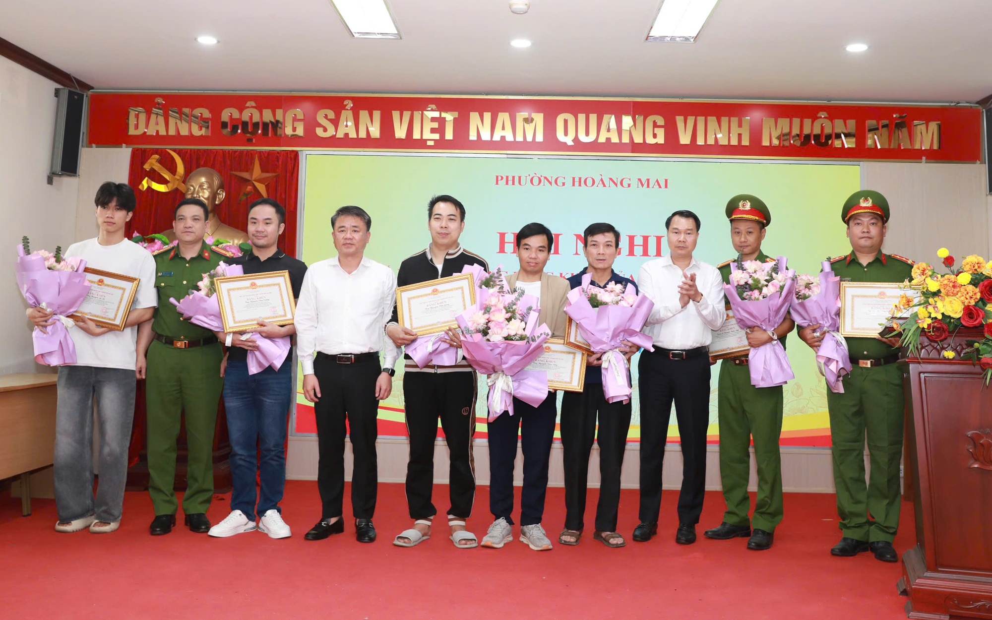 Phường Hoàng Mai biểu dương 7 cá nhân dũng cảm cứu người trong vụ cháy tại ngõ 218 Lĩnh Nam
