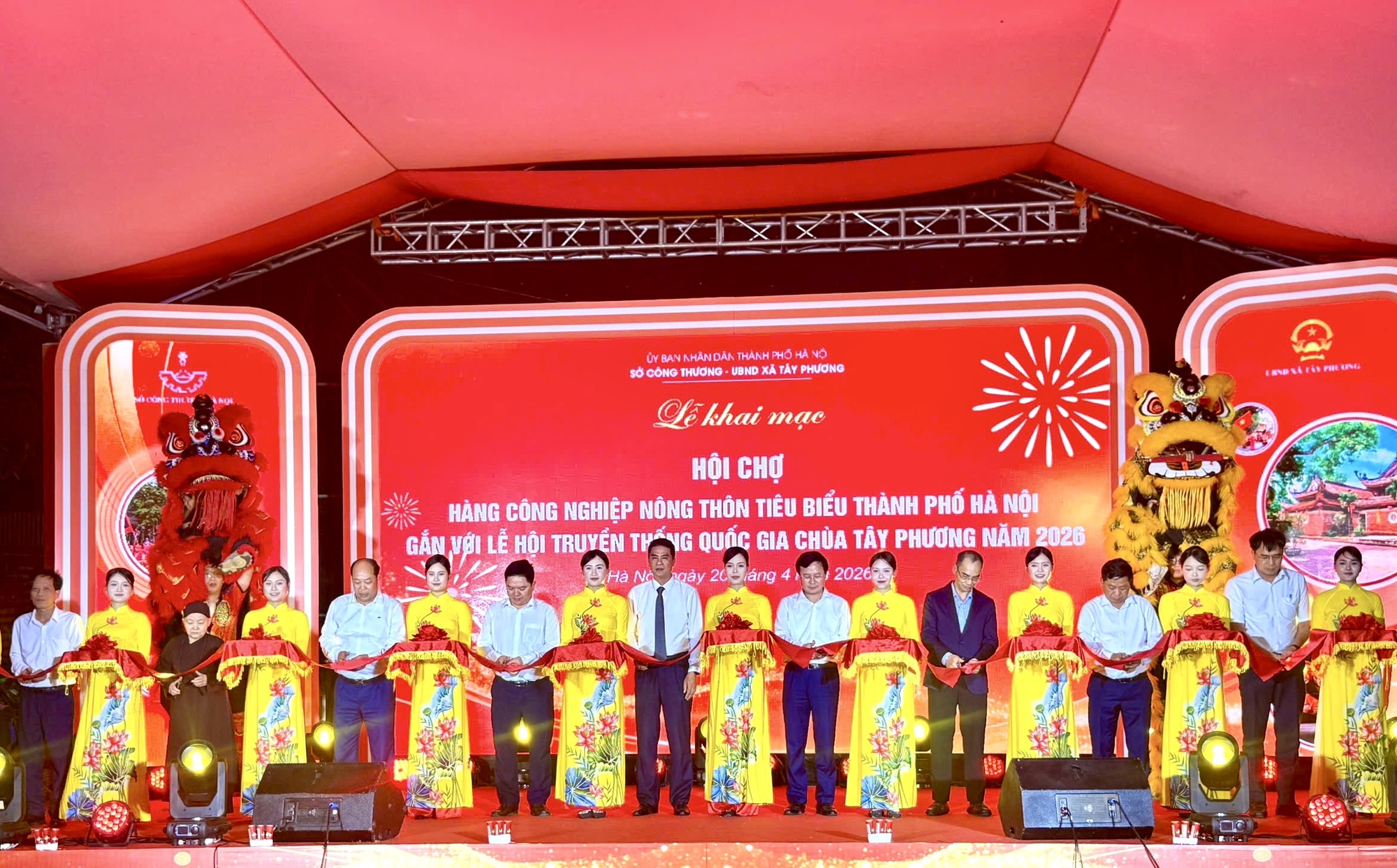 Khai mạc Hội chợ hàng công nghiệp nông thôn tiêu biểu, kết nối thương mại với không gian lễ hội chùa Tây Phương