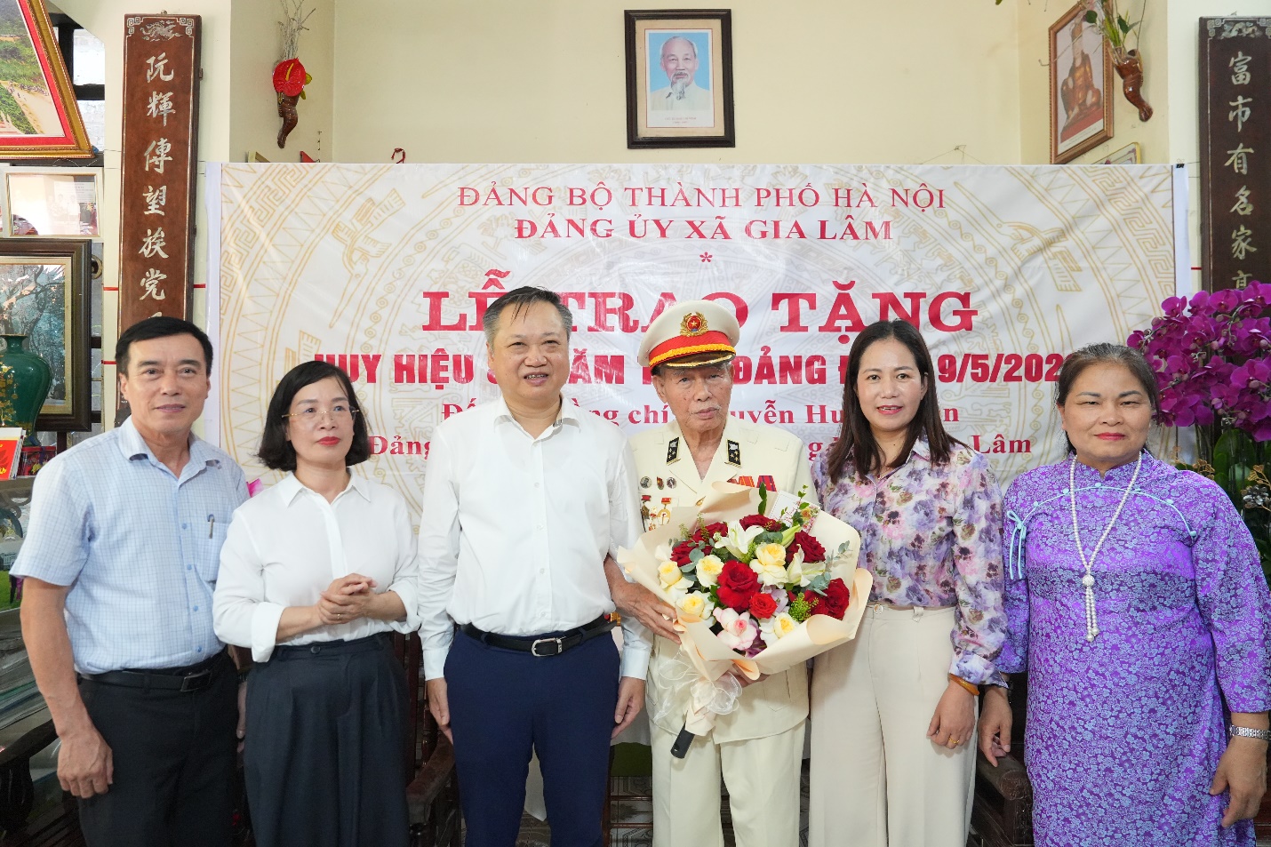 Đảng uỷ xã Gia Lâm tổ chức trọng thể Lễ trao tặng Huy hiệu 80 năm tuổi Đảng cho đảng viên Nguyễn Huy Thuân