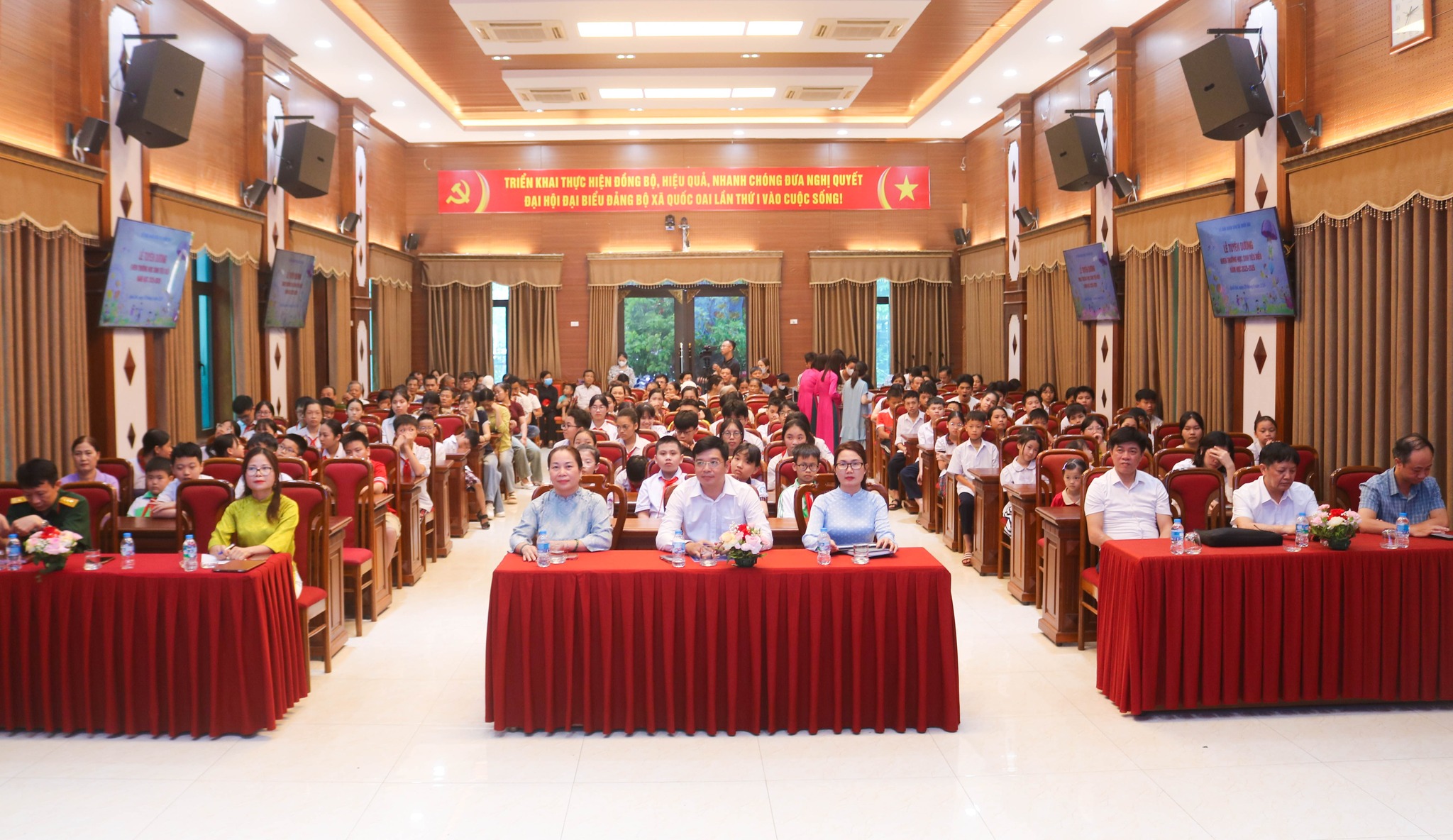 Xã Quốc Oai biểu dương học sinh xuất sắc, tiếp sức học sinh vượt khó trên hành trình chinh phục tri thức