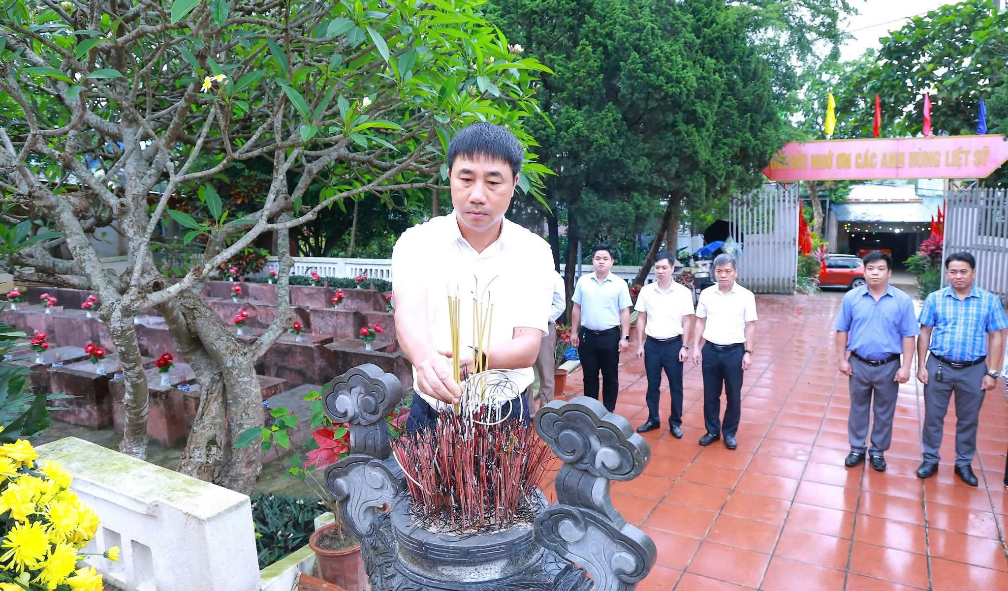 Lãnh đạo xã Yên Xuân thành kính tri ân các Anh hùng liệt sỹ nhân dịp 30-4 và 1-5