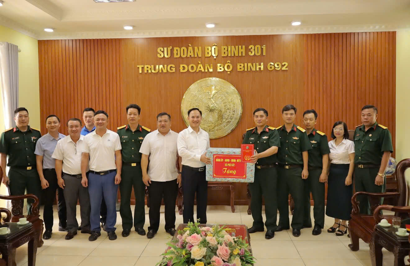 Xã Phú Cát thăm, động viên chiến sĩ mới tại Trung đoàn 692, tiếp thêm động lực hoàn thành nhiệm vụ