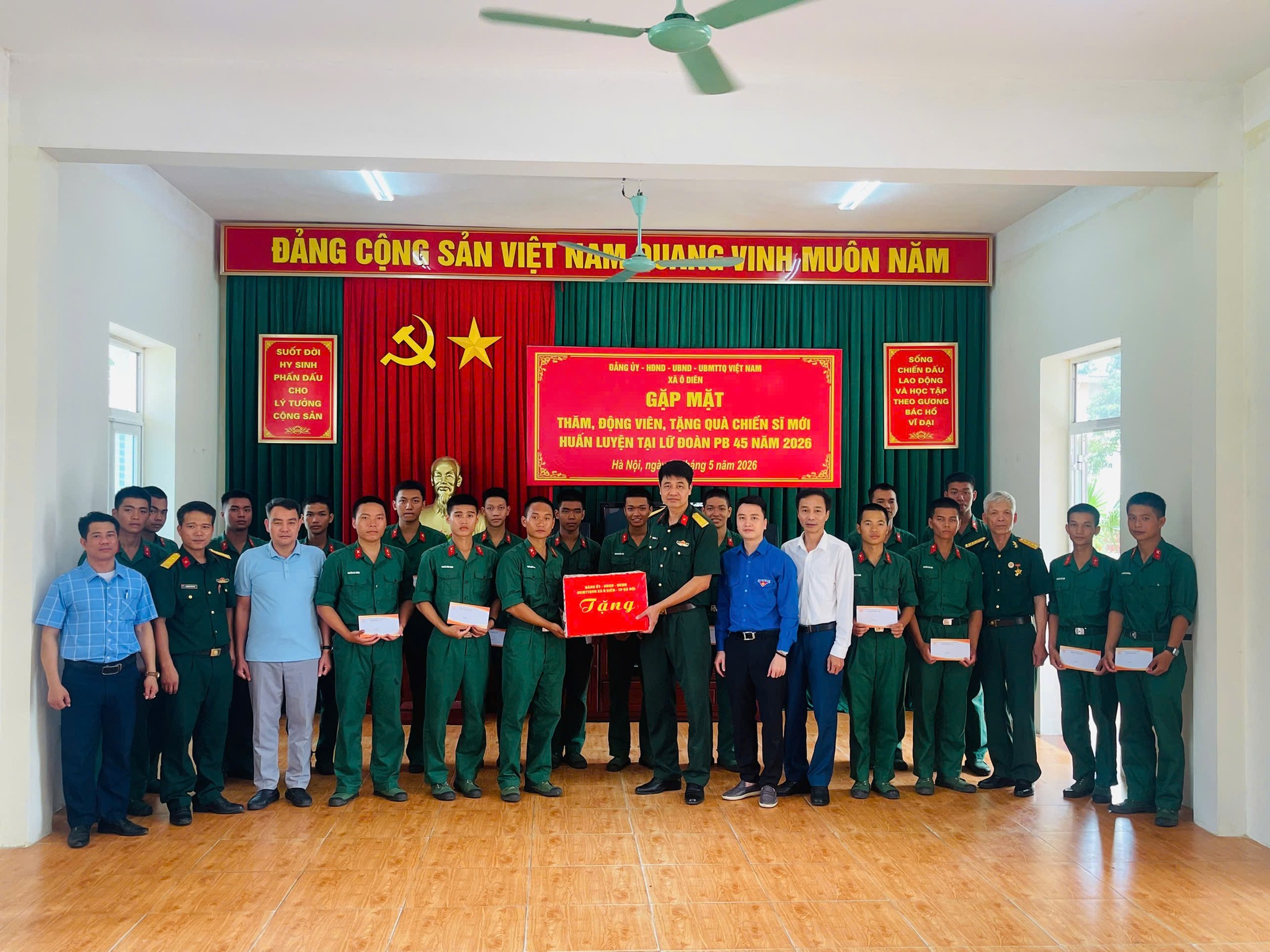 Xã Ô Diên tiếp sức tinh thần cho chiến sĩ mới tại Lữ đoàn Pháo binh 45