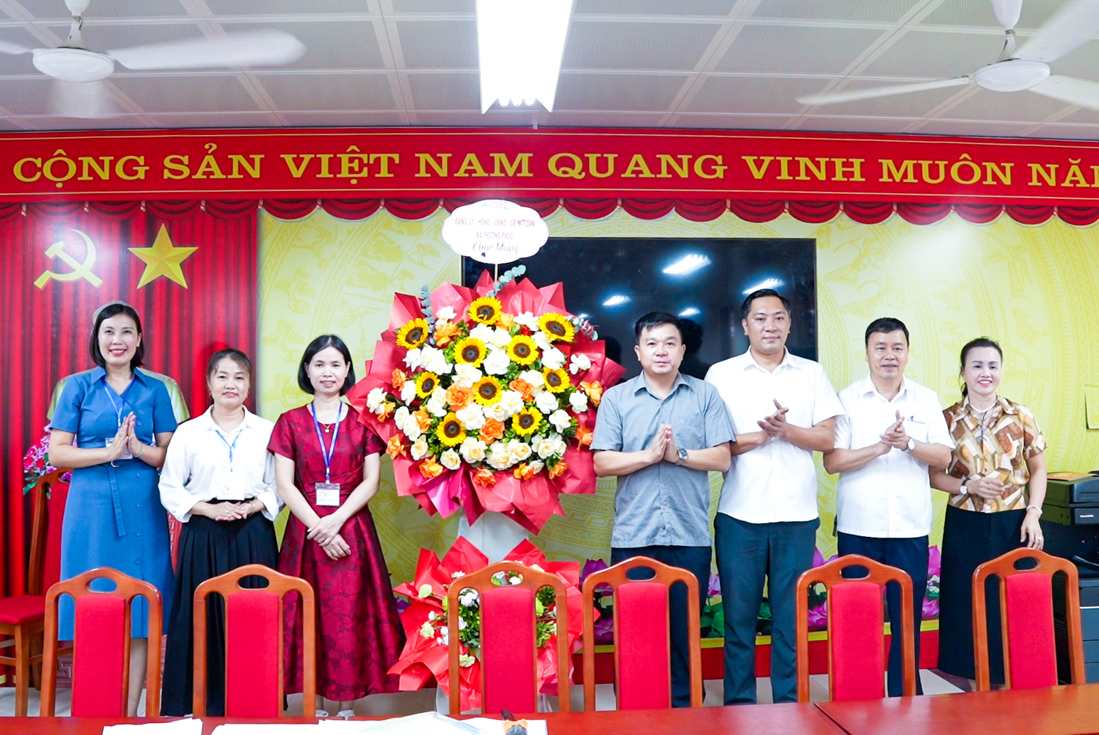 Lãnh đạo xã Thượng Phúc động viên Hội đồng coi thi và thí sinh tại điểm thi Trường THPT Lý Tử Tấn
