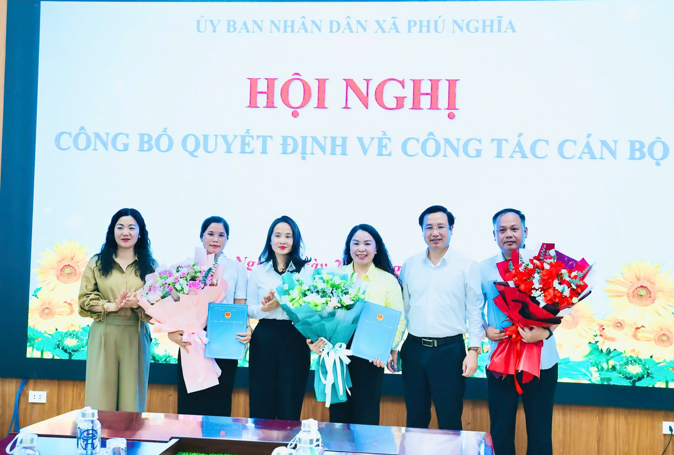 Xã Phú Nghĩa công bố, trao quyết định điều động, bổ nhiệm cán bộ, kiện toàn bộ máy cơ sở