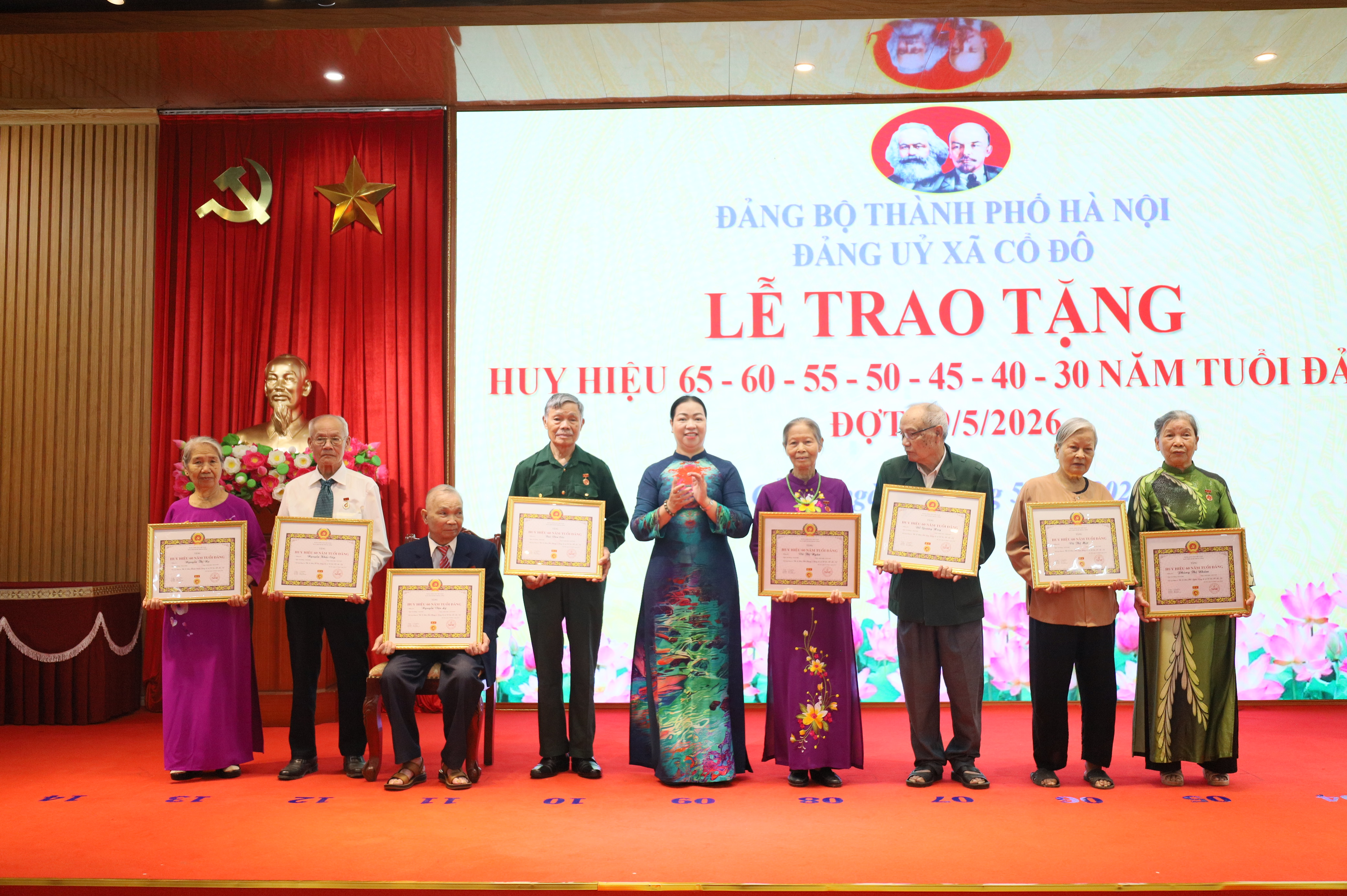 Xã Cổ Đô trao Huy hiệu Đảng đợt 19-5, tri ân 62 đảng viên lão thành