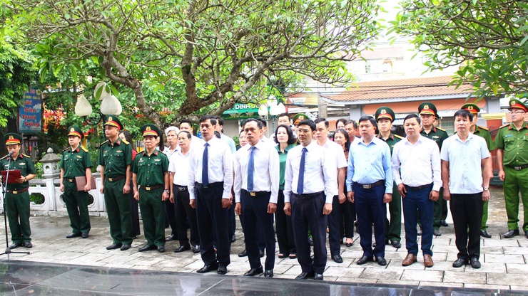 Phường Chương Mỹ dâng hương tưởng niệm các anh hùng liệt sĩ nhân kỷ niệm 51 năm Ngày Giải phóng miền Nam, thống nhất đất nước