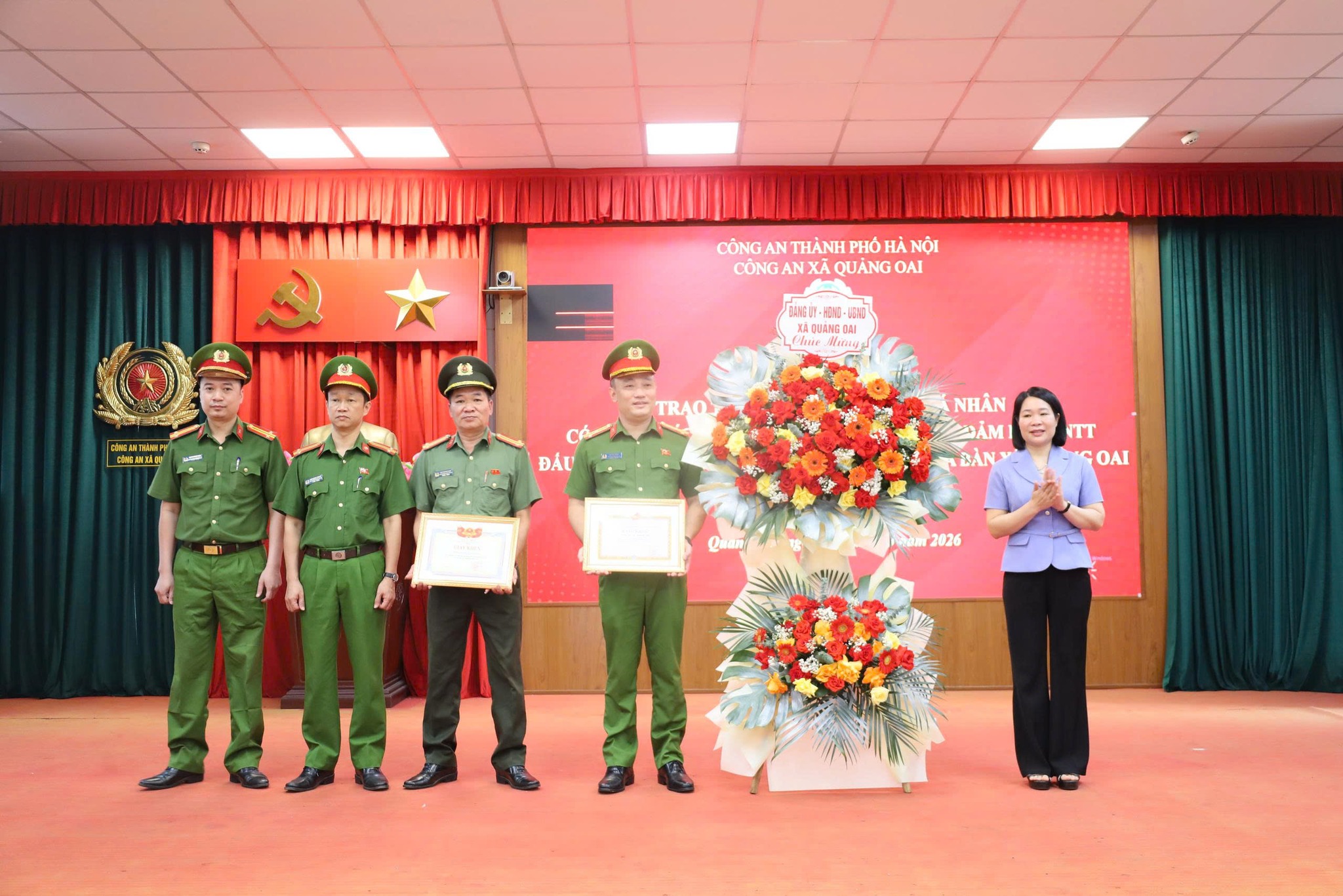 Công an xã Quảng Oai siết chặt thế trận an ninh cơ sở, khen thưởng tập thể, cá nhân xuất sắc trong cao điểm trấn áp tội phạm